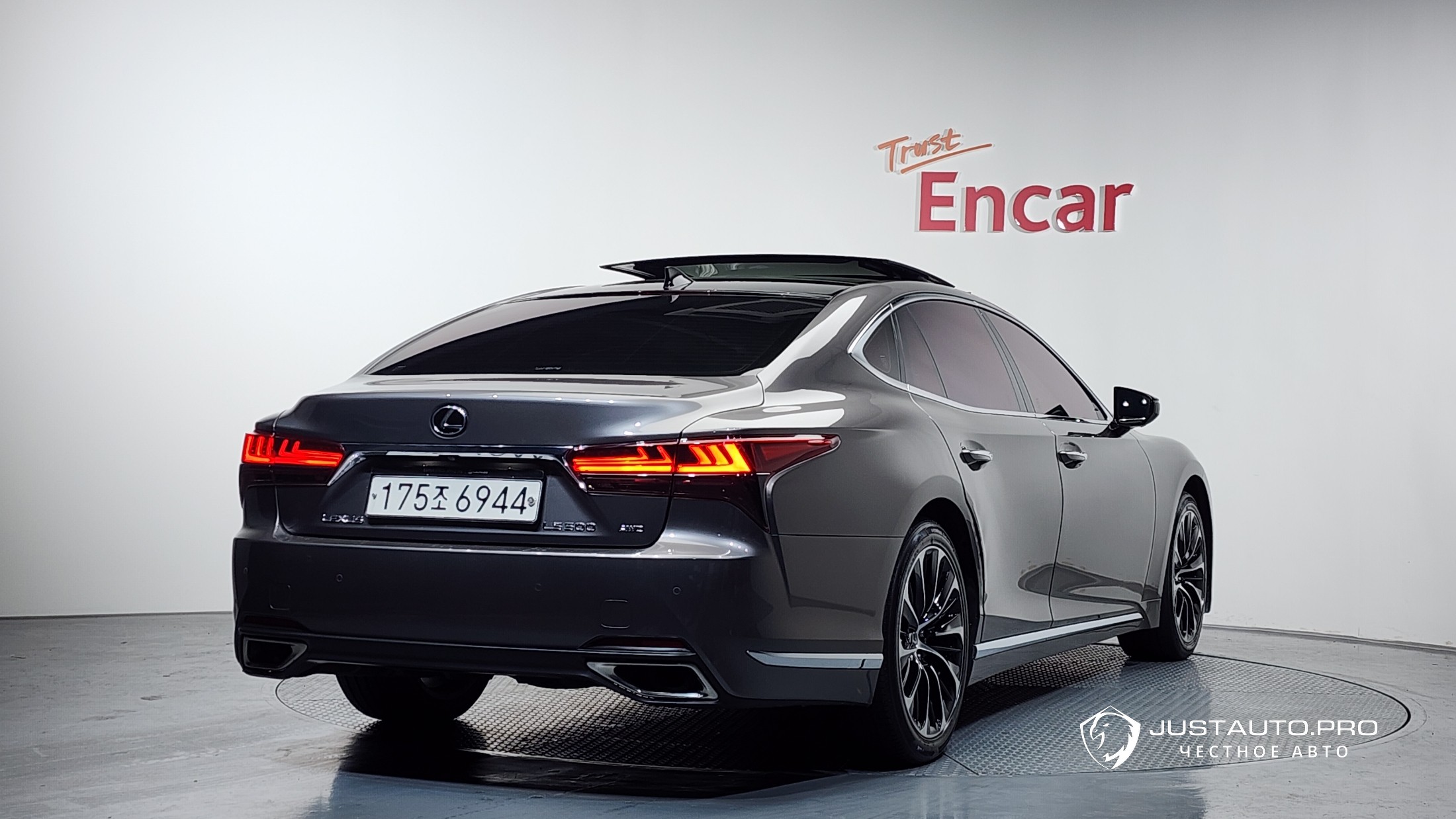Автомобиль Lexus LS