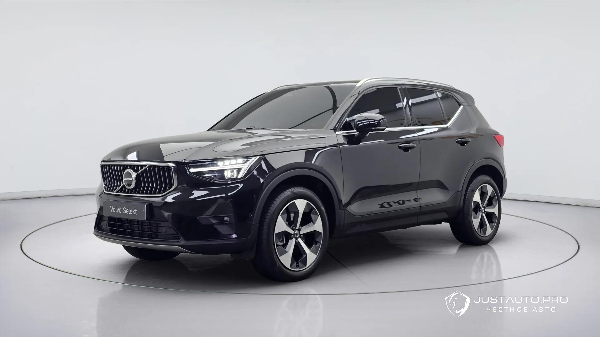 Автомобиль Volvo XC40