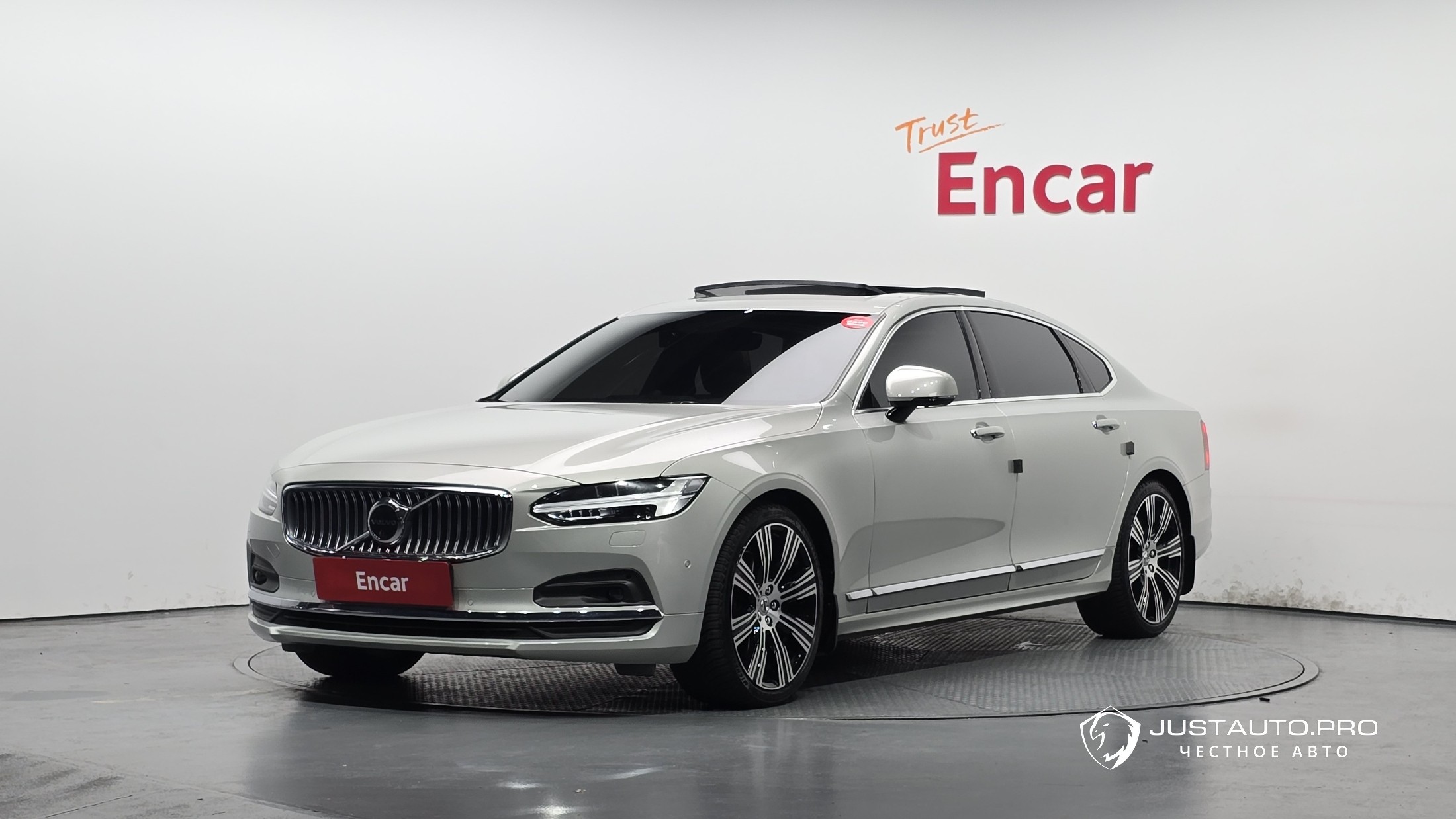 Автомобиль Volvo S90