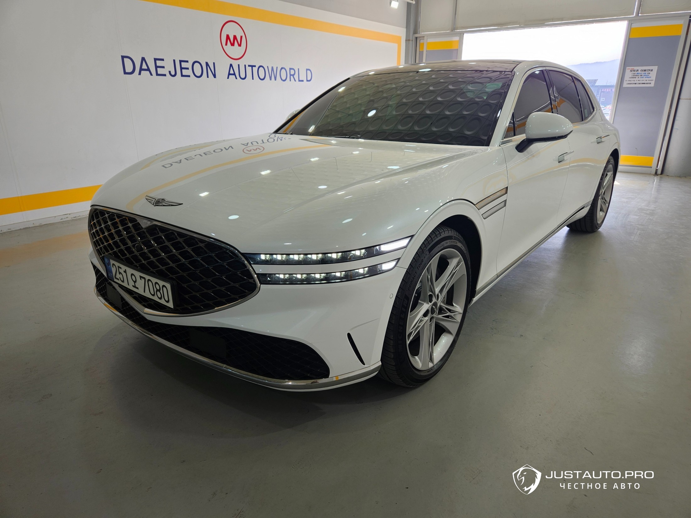 Автомобиль Genesis G90