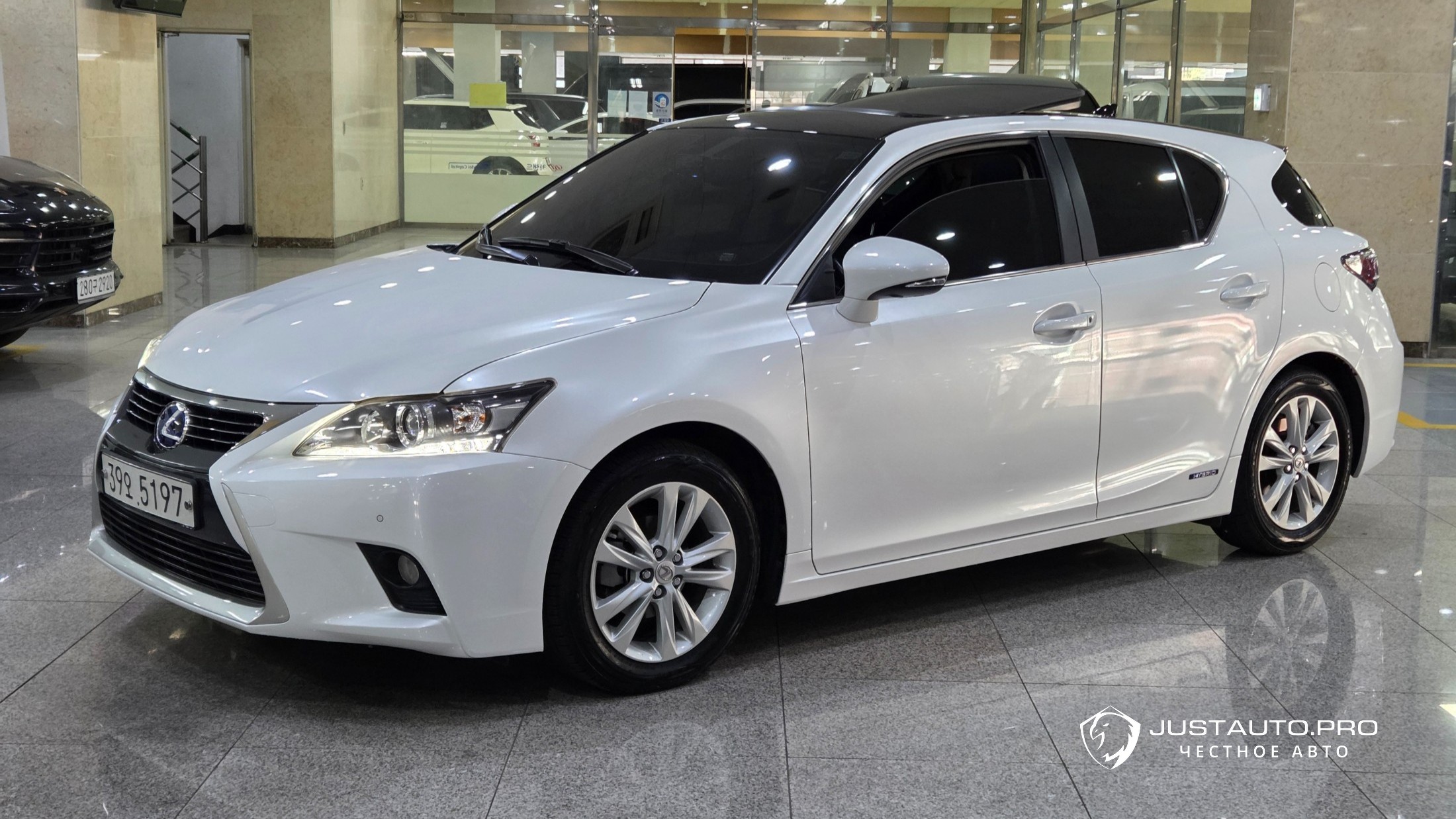 Автомобиль Lexus CT200h