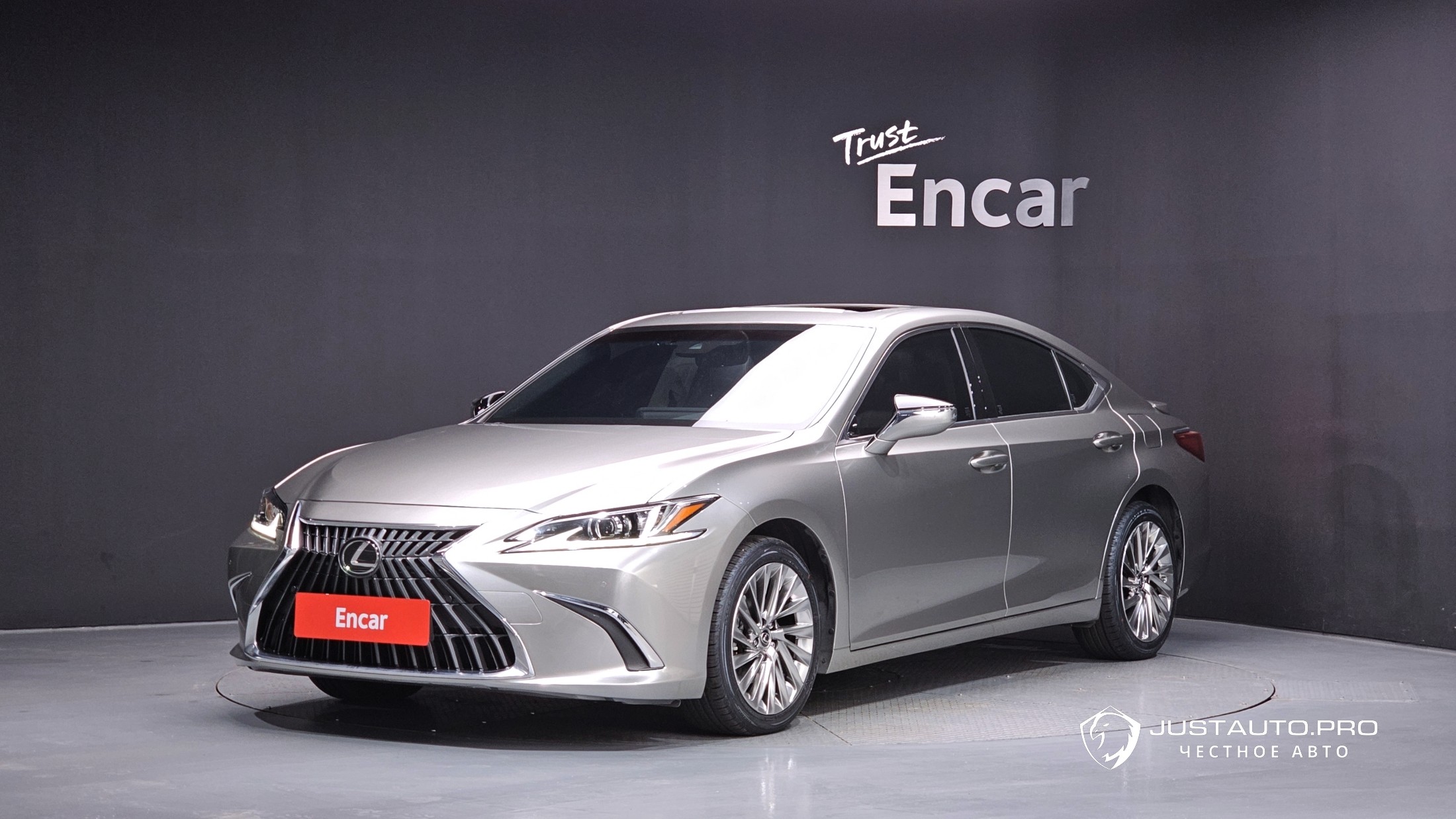 Автомобиль Lexus ES