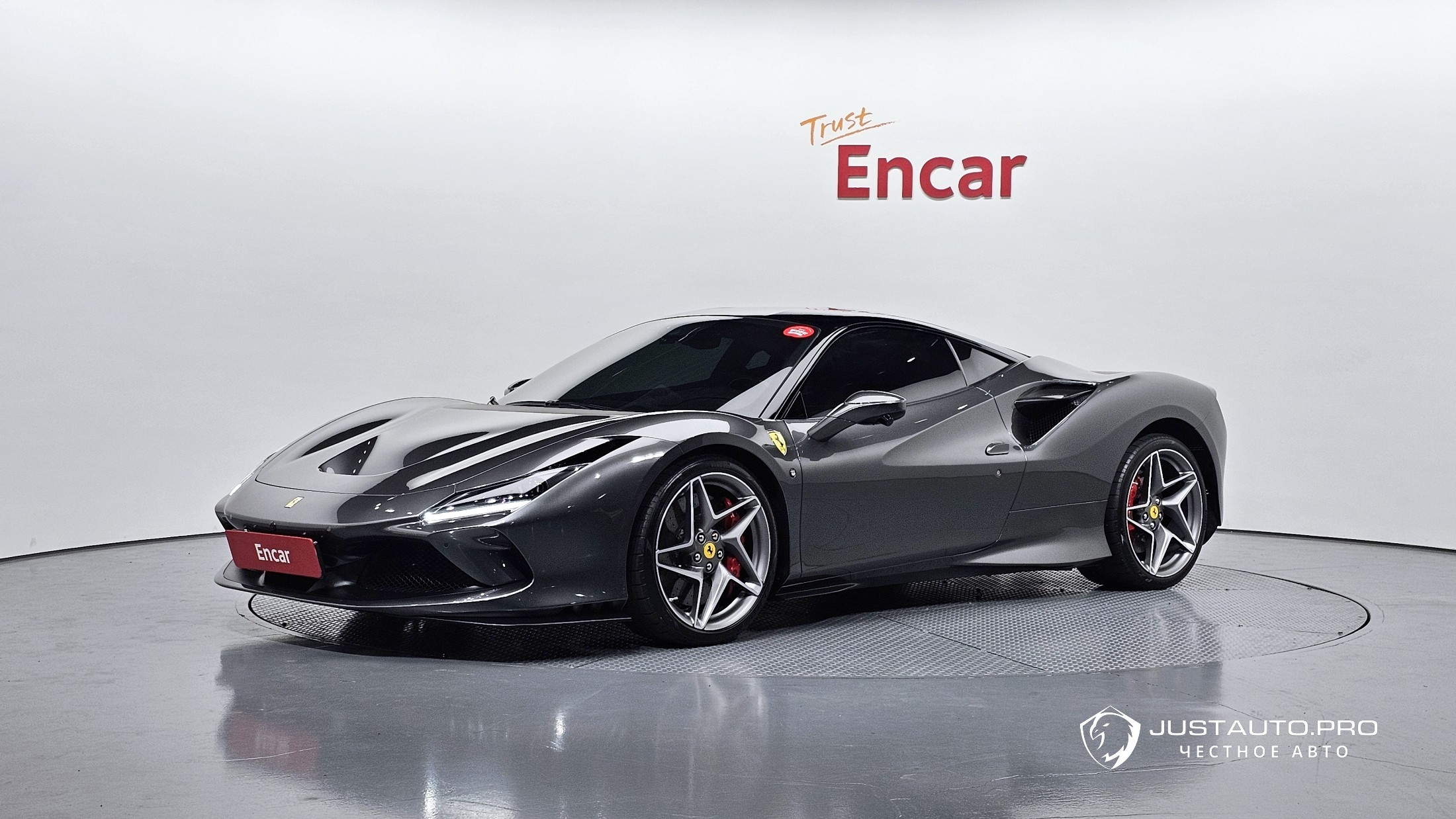 Автомобиль Ferrari F8