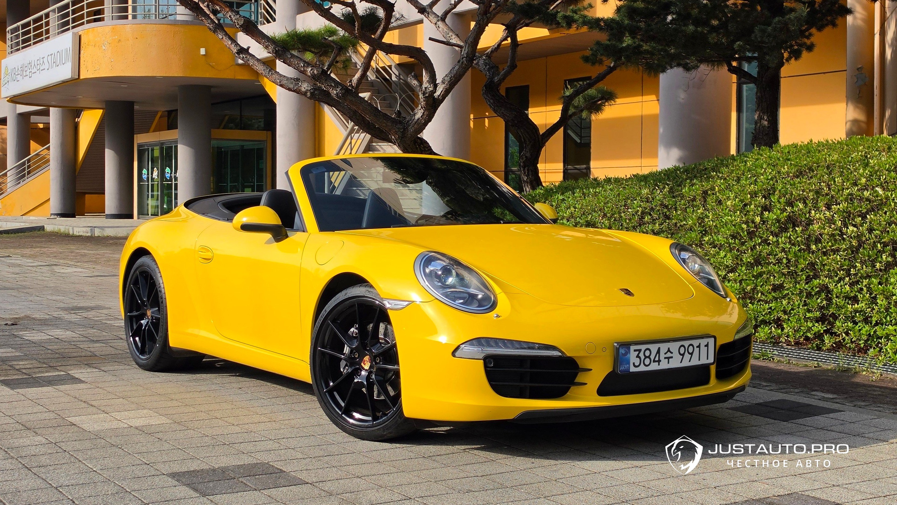 Автомобиль Porsche 911