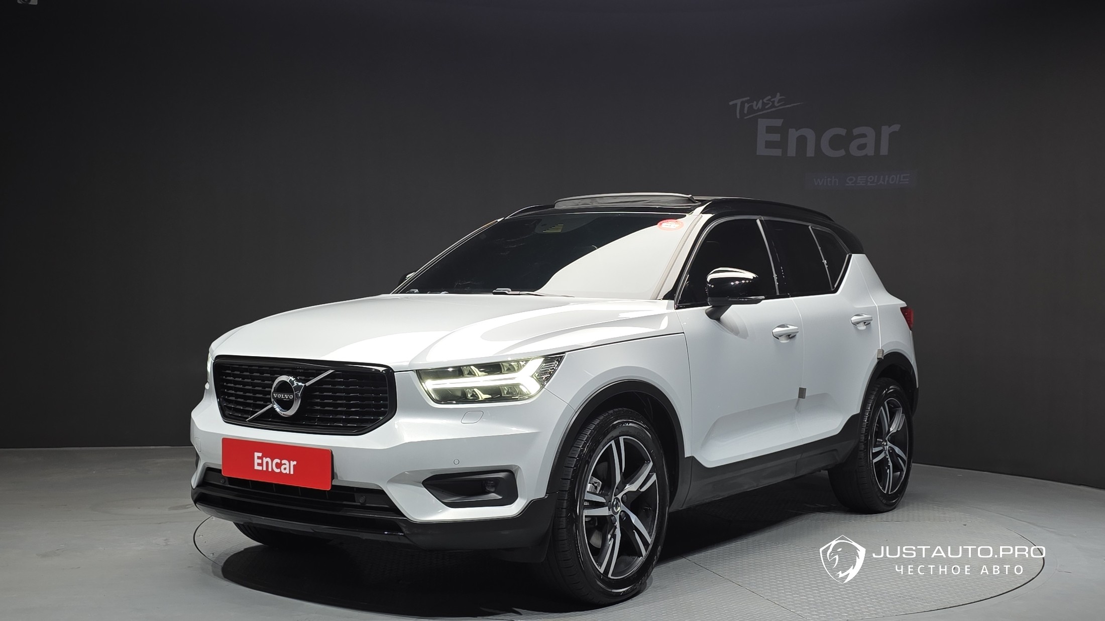 Автомобиль Volvo XC40