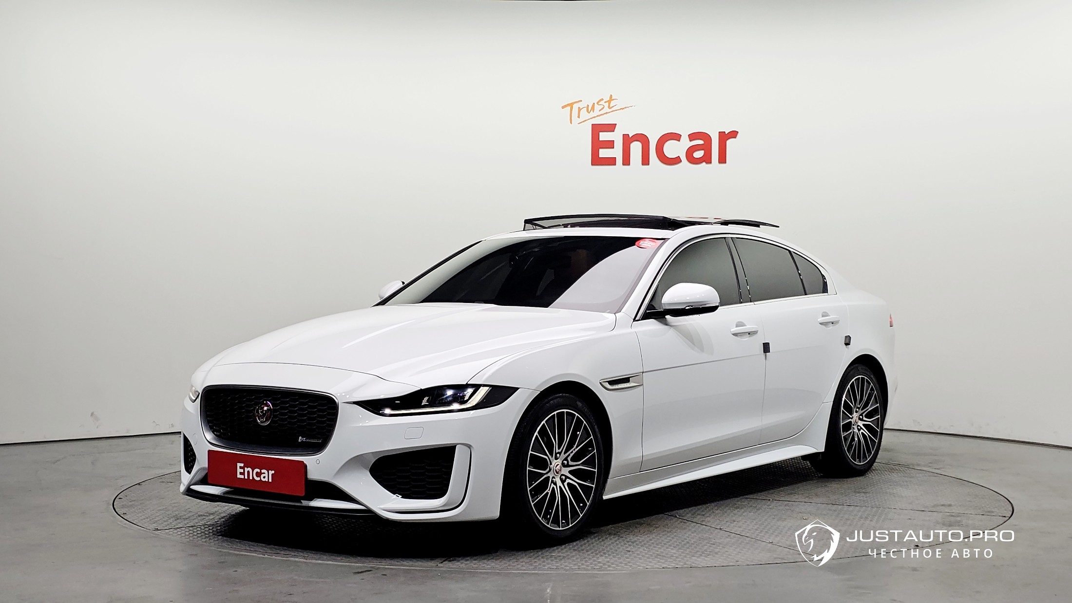 Автомобиль Jaguar XE