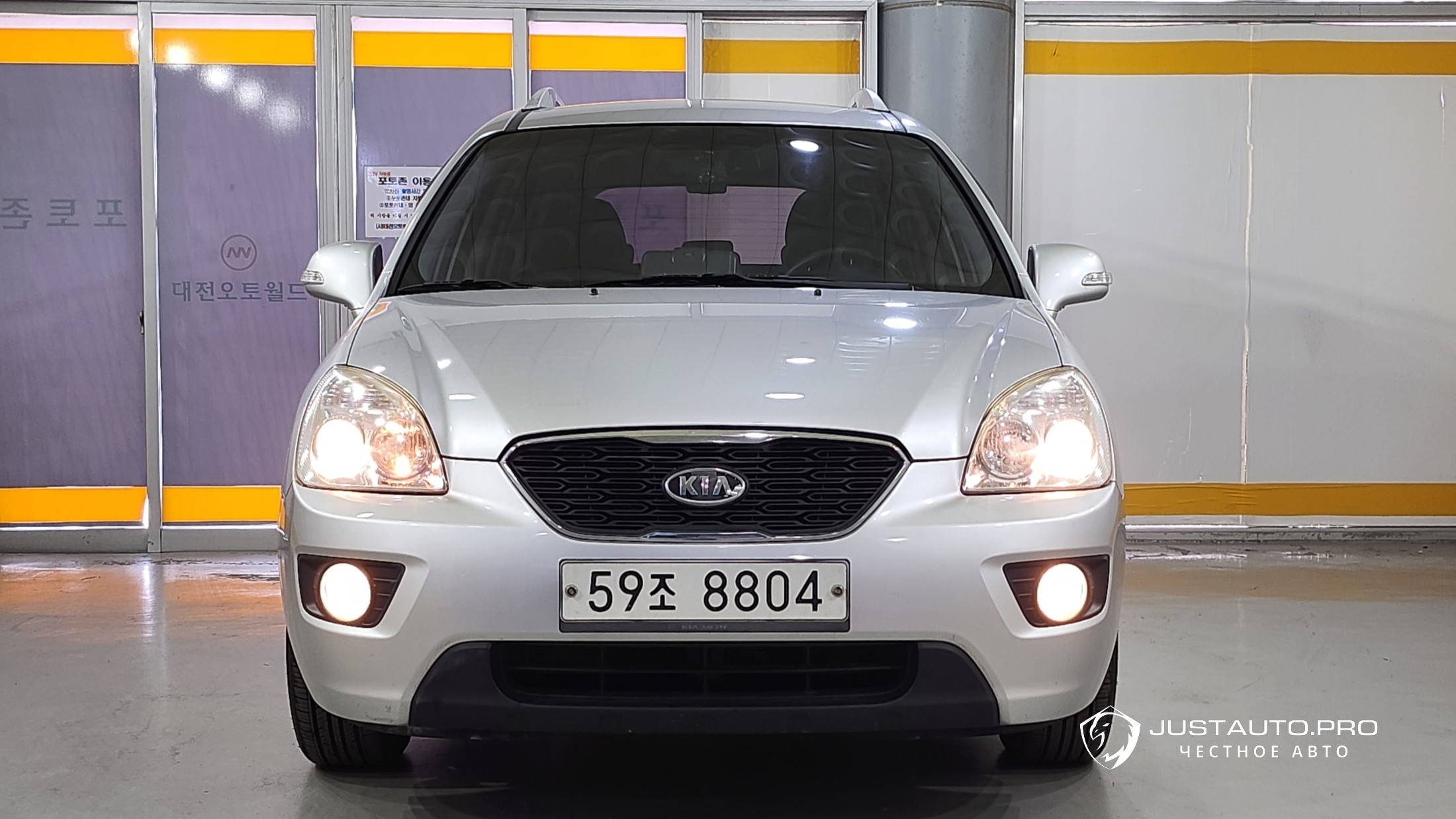 Автомобиль Kia Carens
