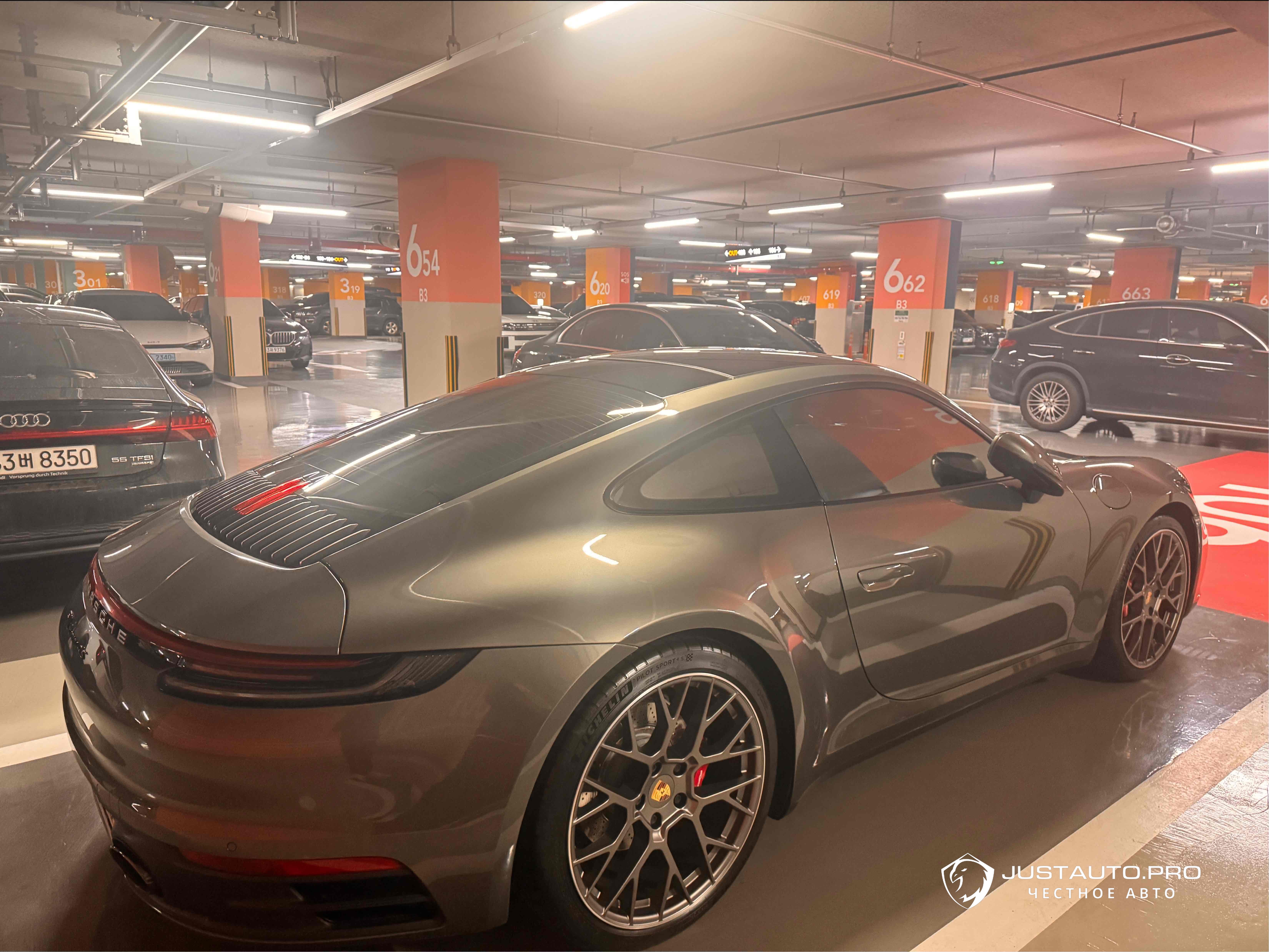 Автомобиль Porsche 911