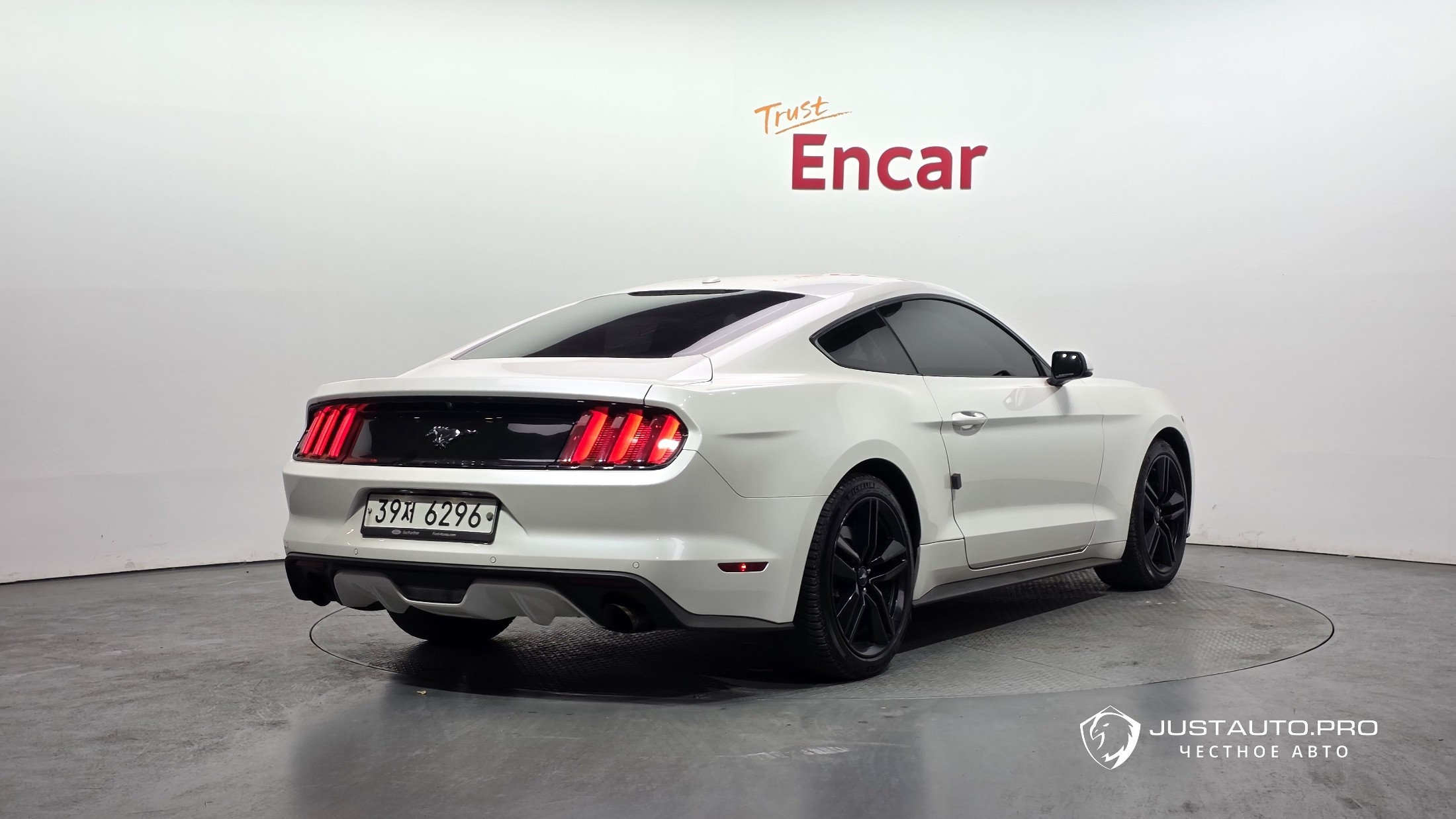 Автомобиль Ford Mustang