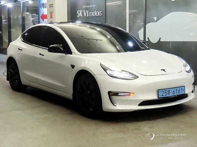 Автомобиль Tesla Model 3