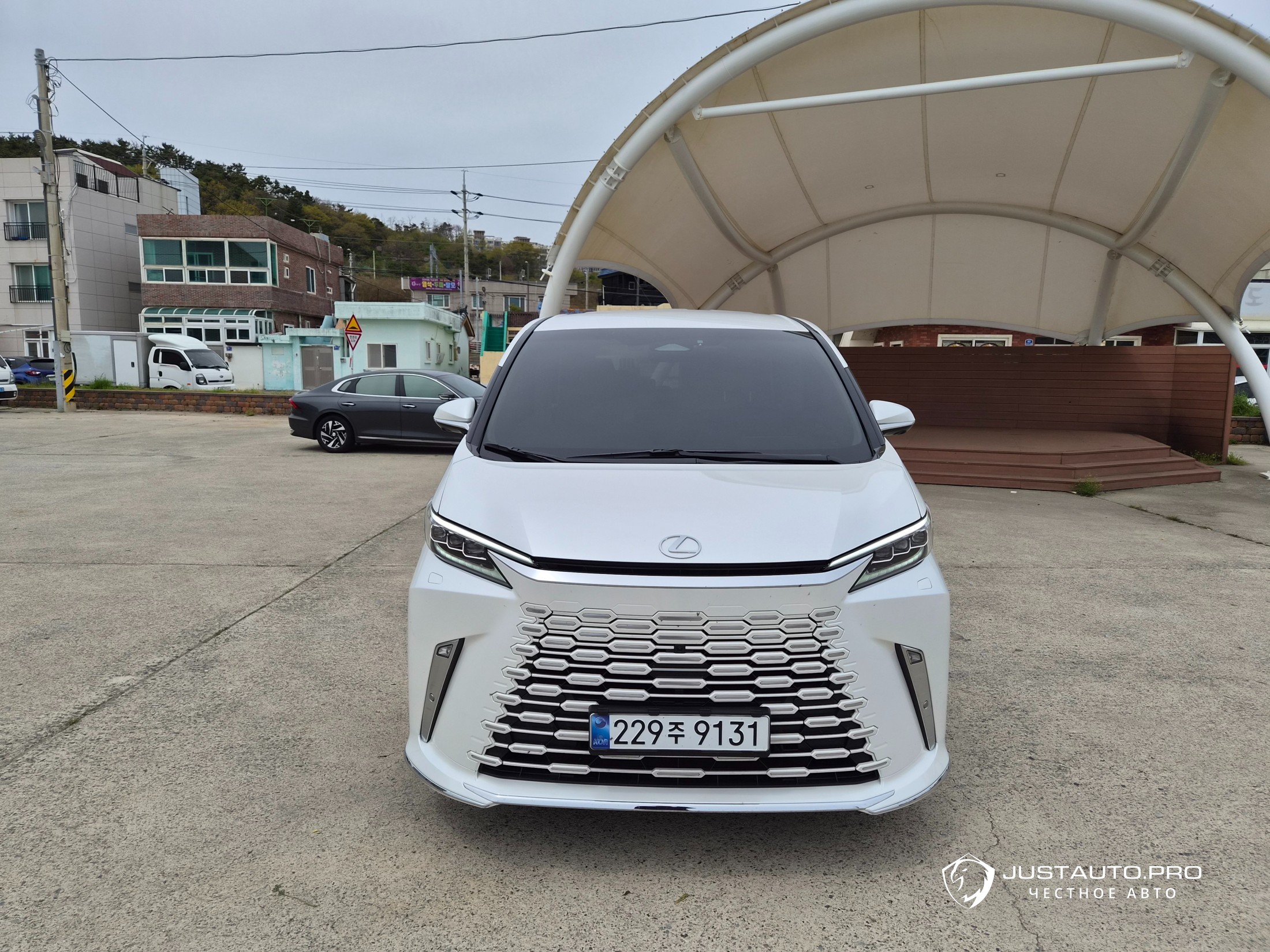 Автомобиль Lexus LM