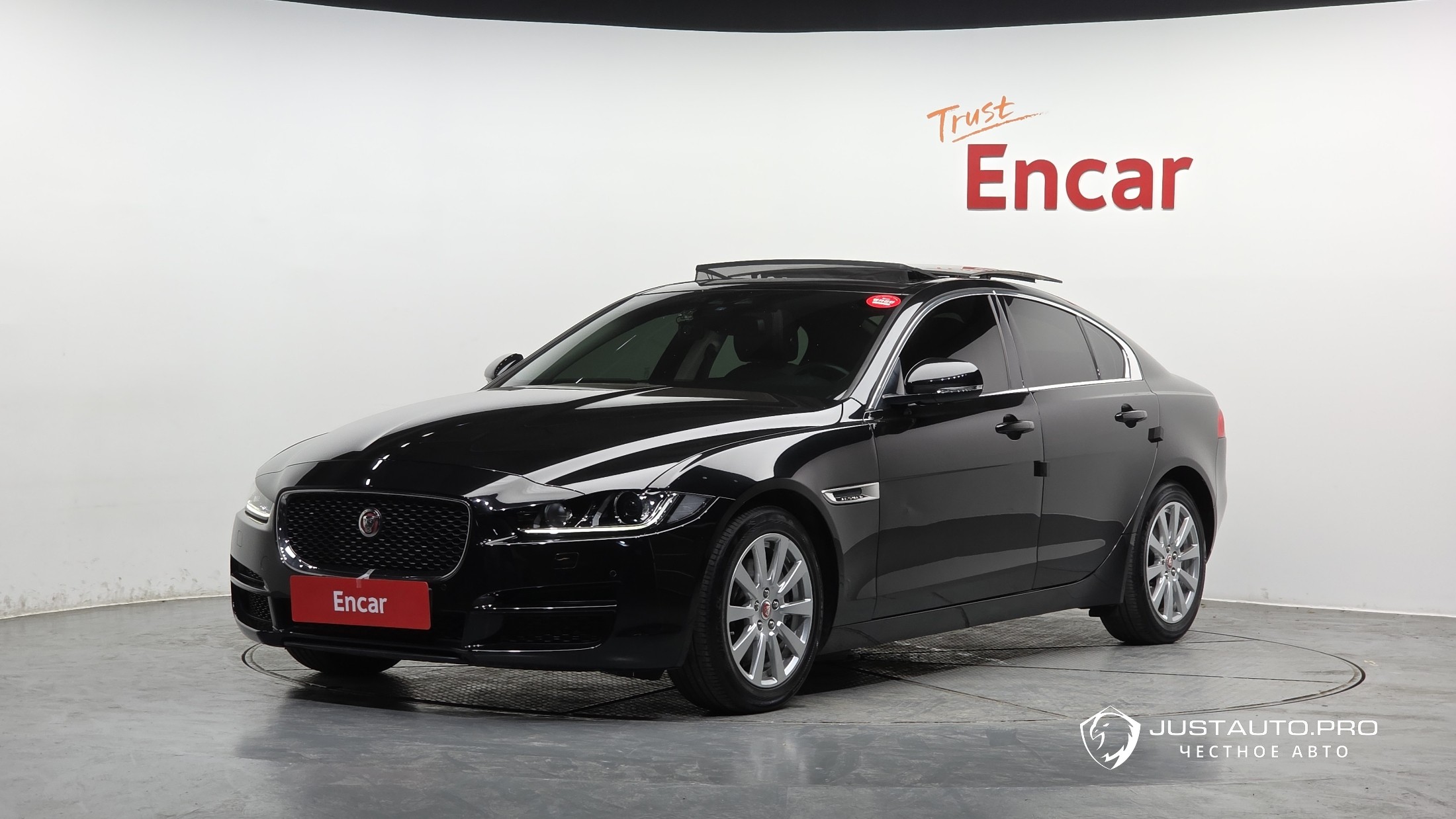 Автомобиль Jaguar XE