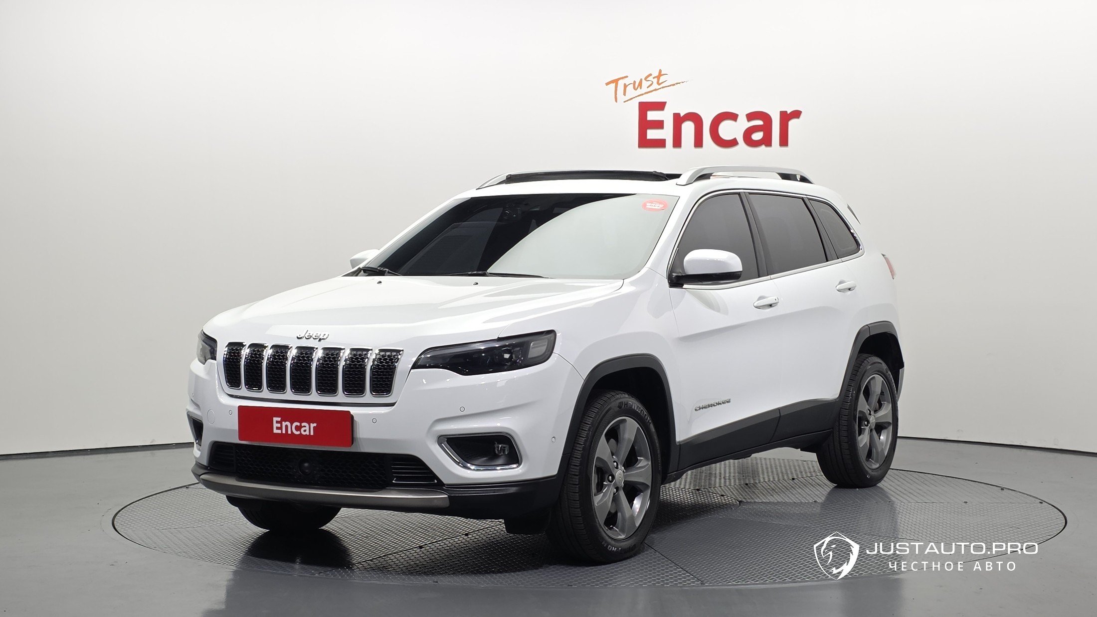 Автомобиль Jeep Cherokee