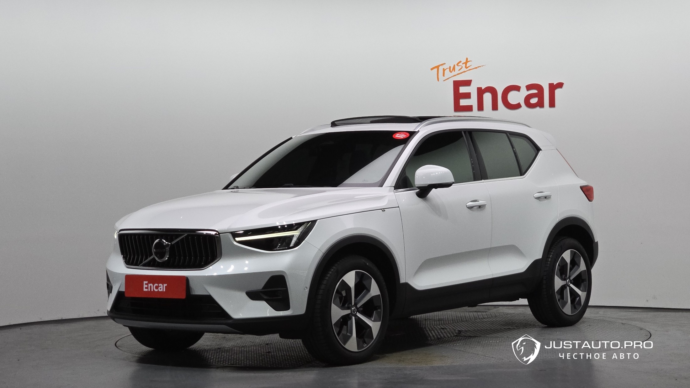 Автомобиль Volvo XC40