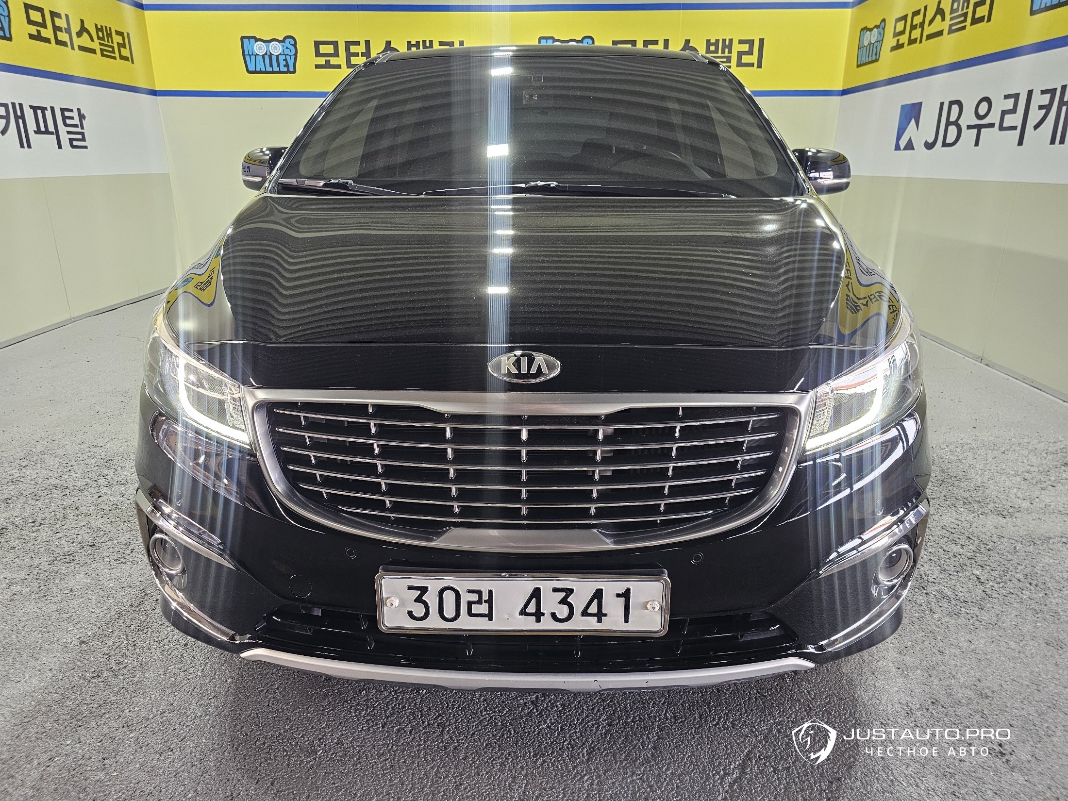 Автомобиль Kia Canival
