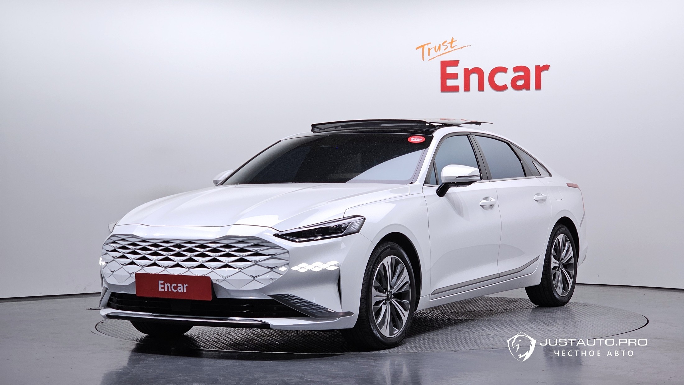 Автомобиль Kia K8