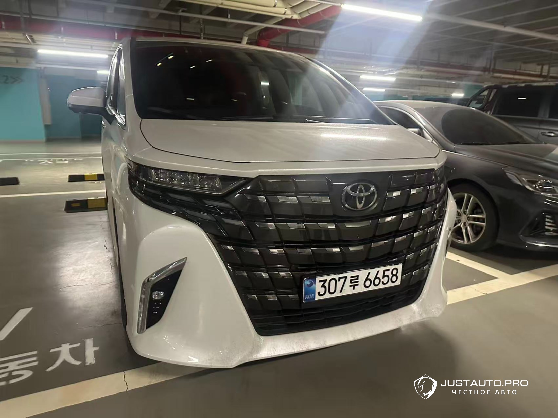 Автомобиль Toyota Alphard