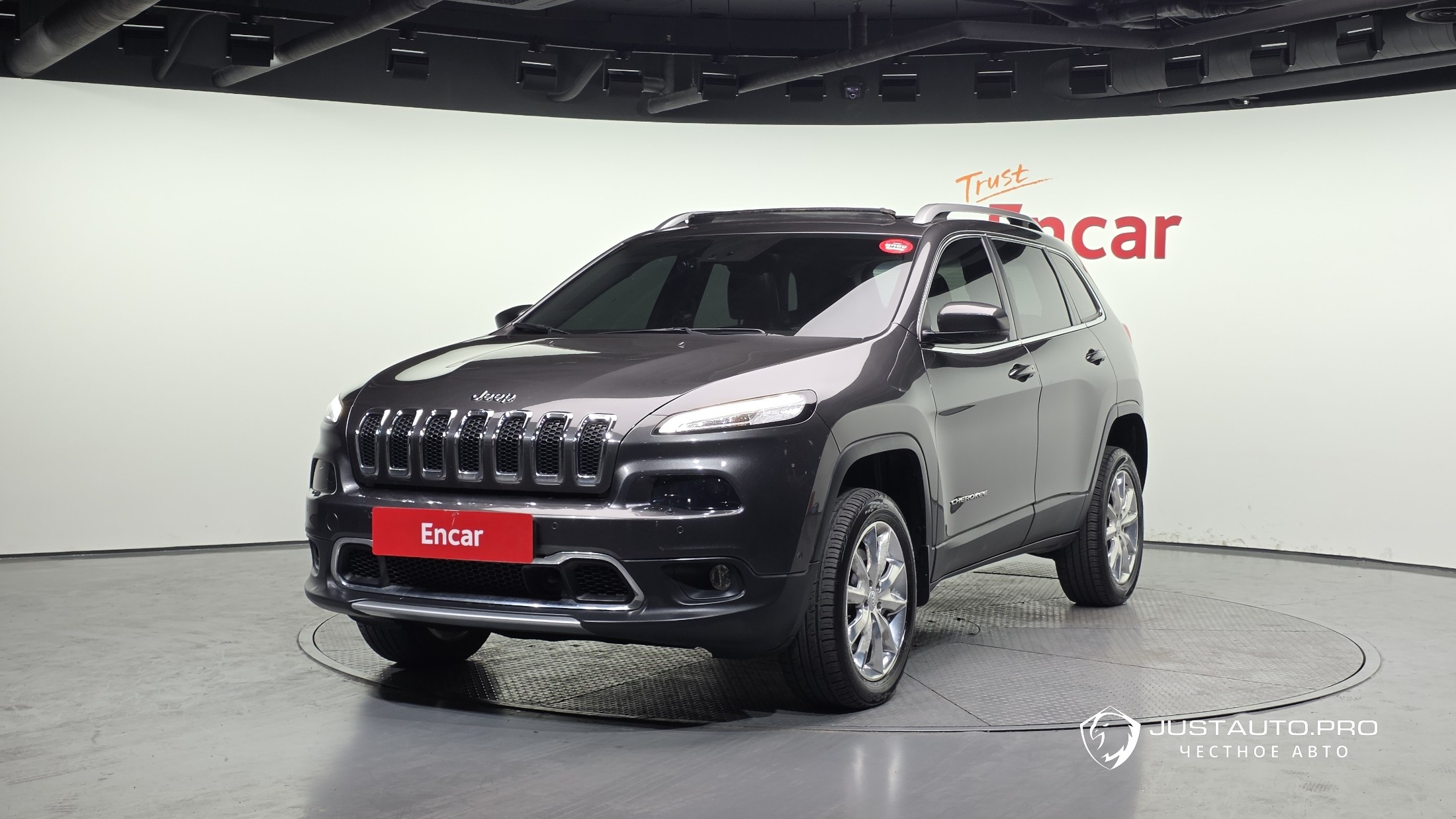 Автомобиль Jeep Cherokee