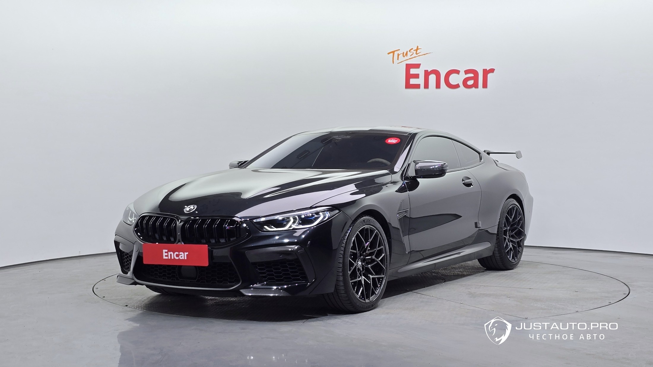 Автомобиль BMW M8