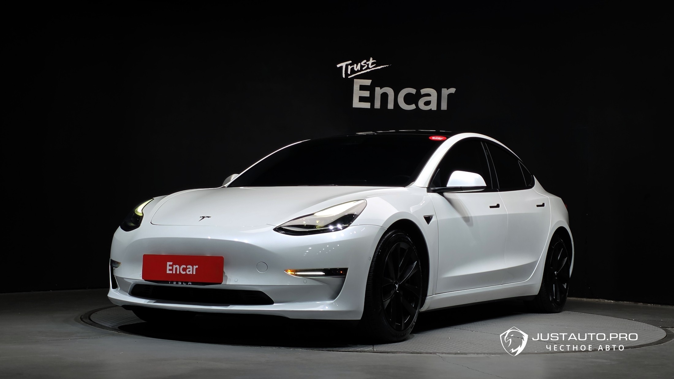 Автомобиль Tesla Model 3