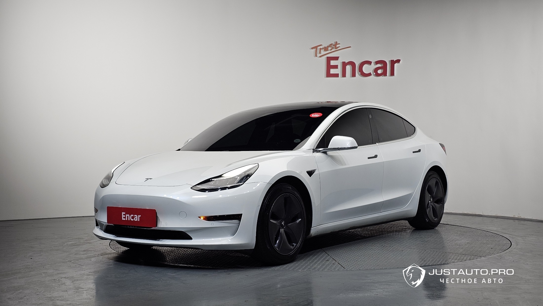 Автомобиль Tesla Model 3