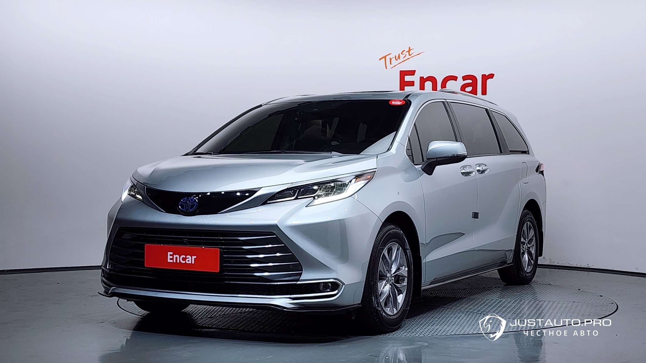 Автомобиль Toyota Sienna