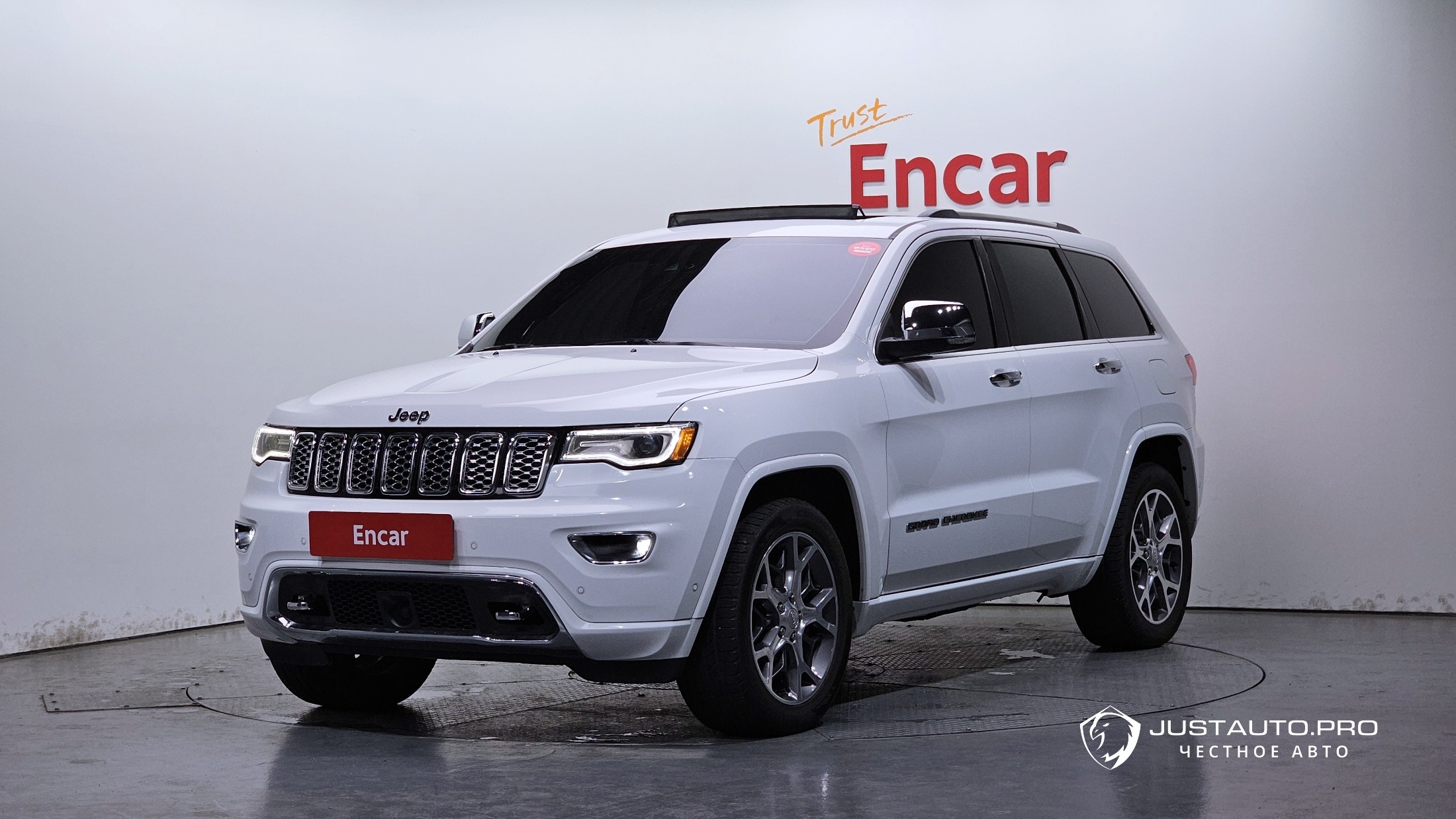 Автомобиль Jeep Cherokee