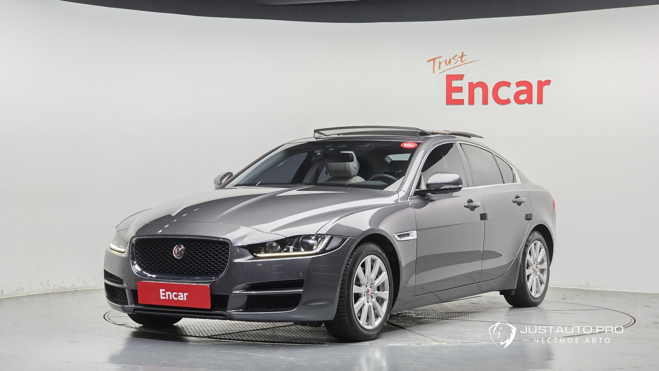Автомобиль Jaguar XE