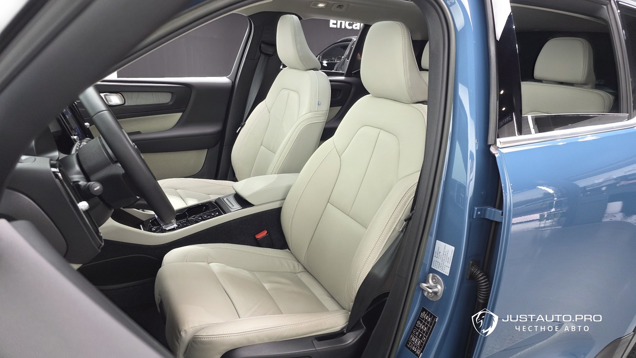 Автомобиль Volvo XC40