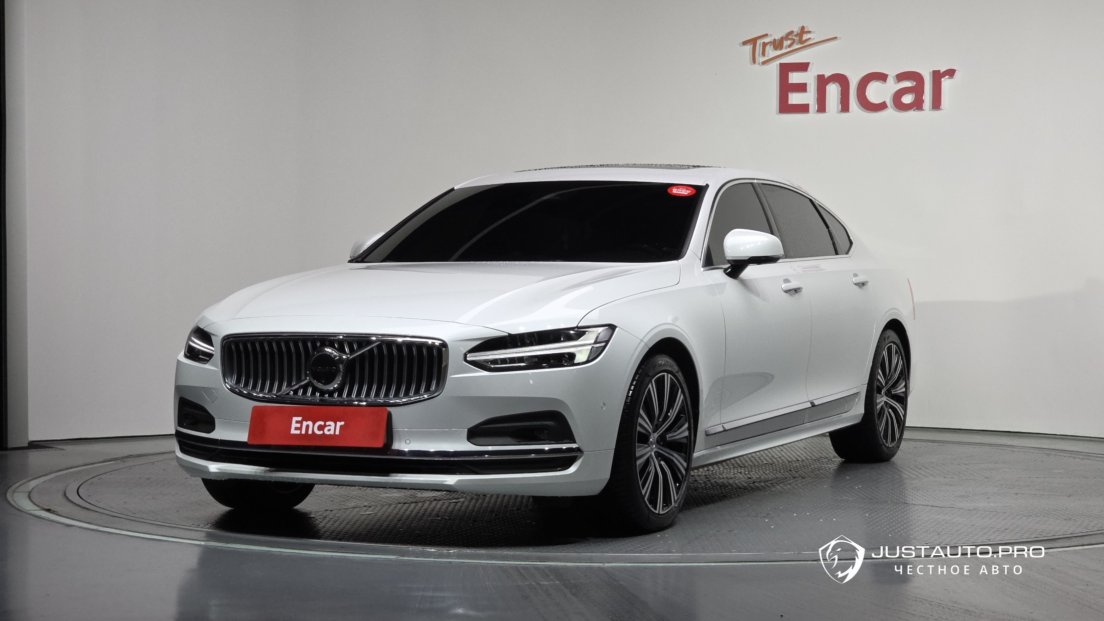 Автомобиль Volvo S90