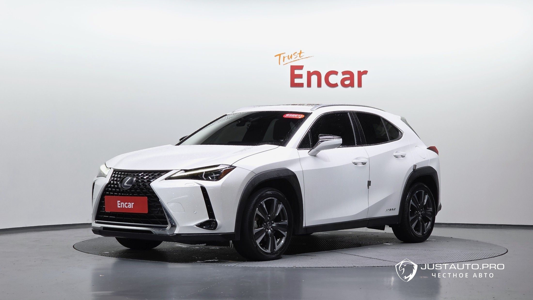 Автомобиль Lexus UX