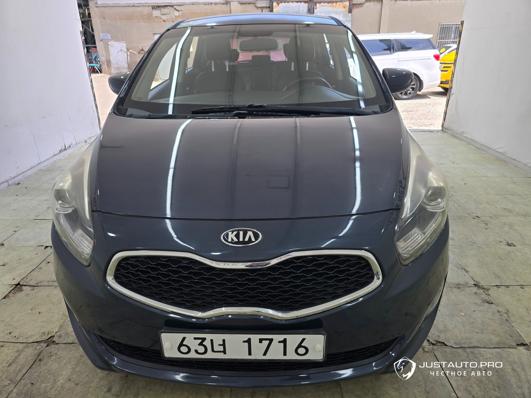 Автомобиль Kia Carens