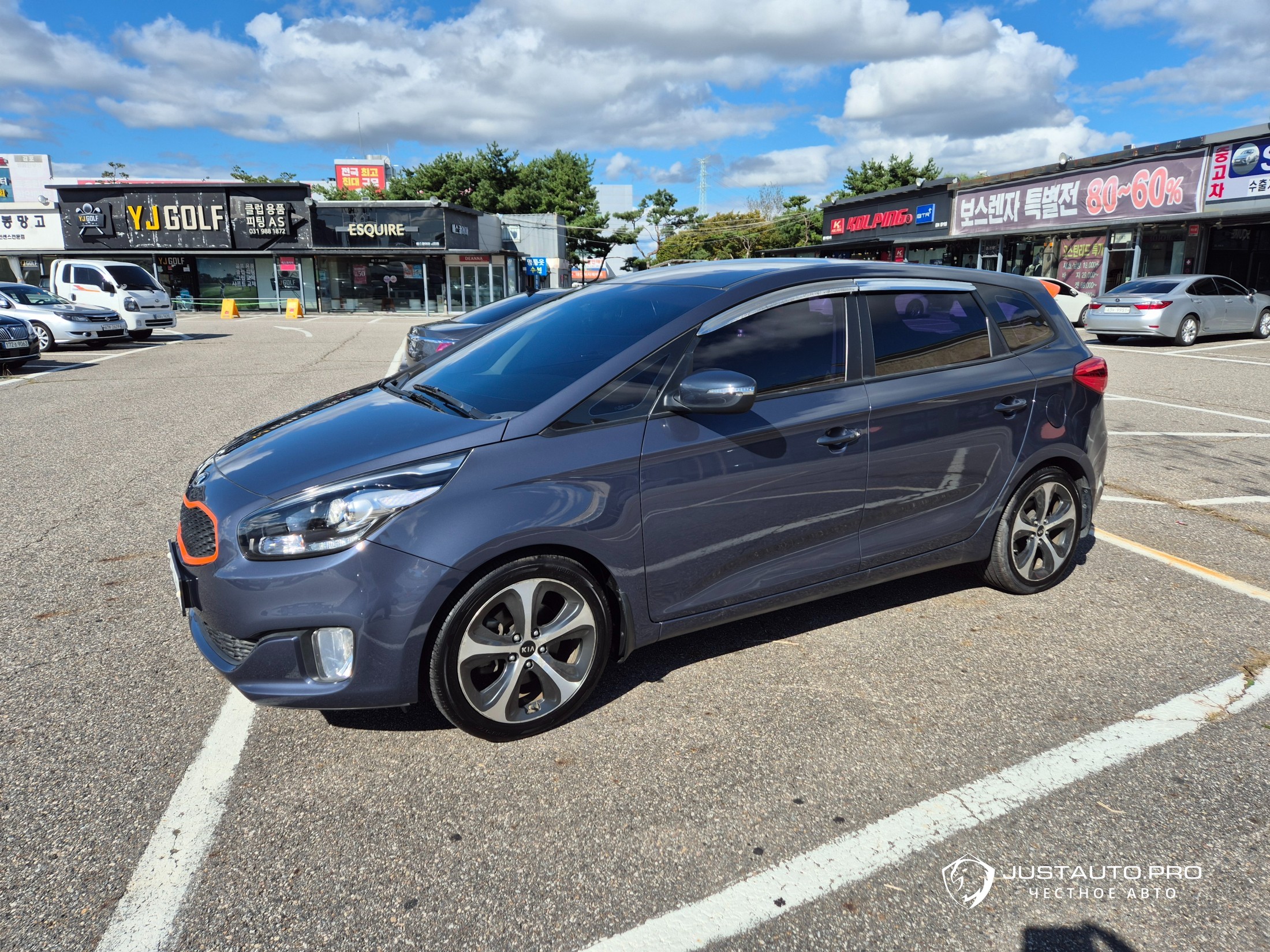 Автомобиль Kia Carens
