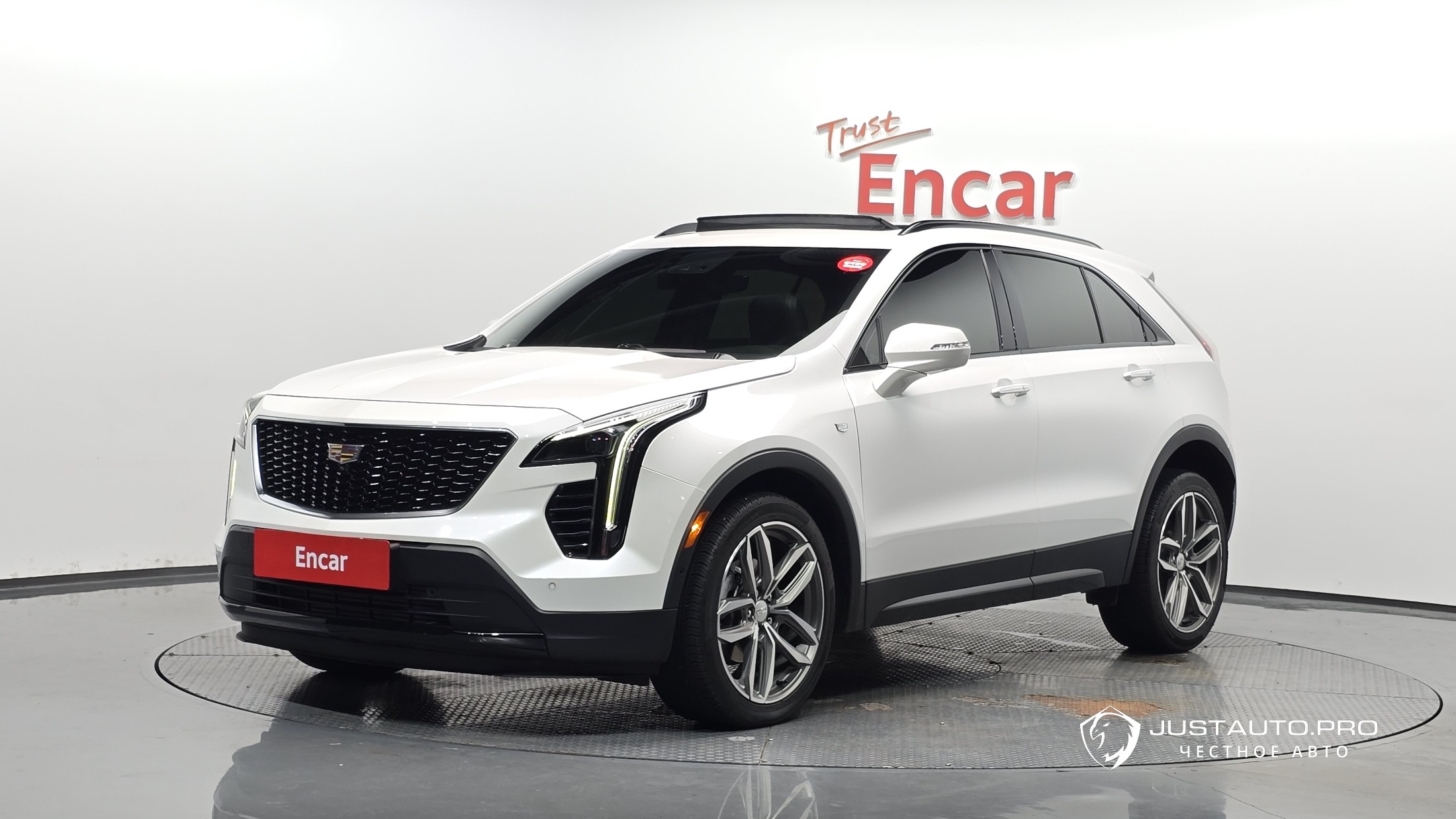 Автомобиль Cadillac XT4