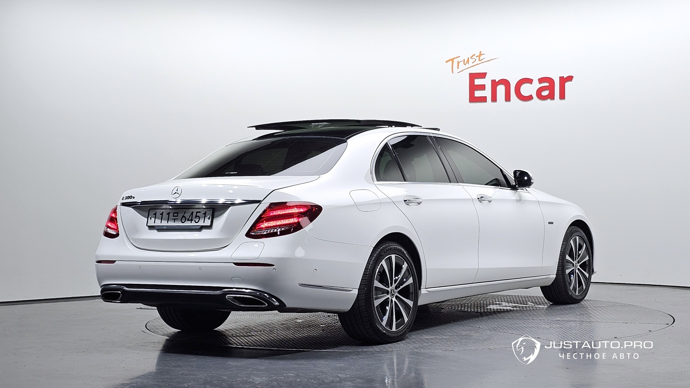 Автомобиль Mercedes-Benz E-Class