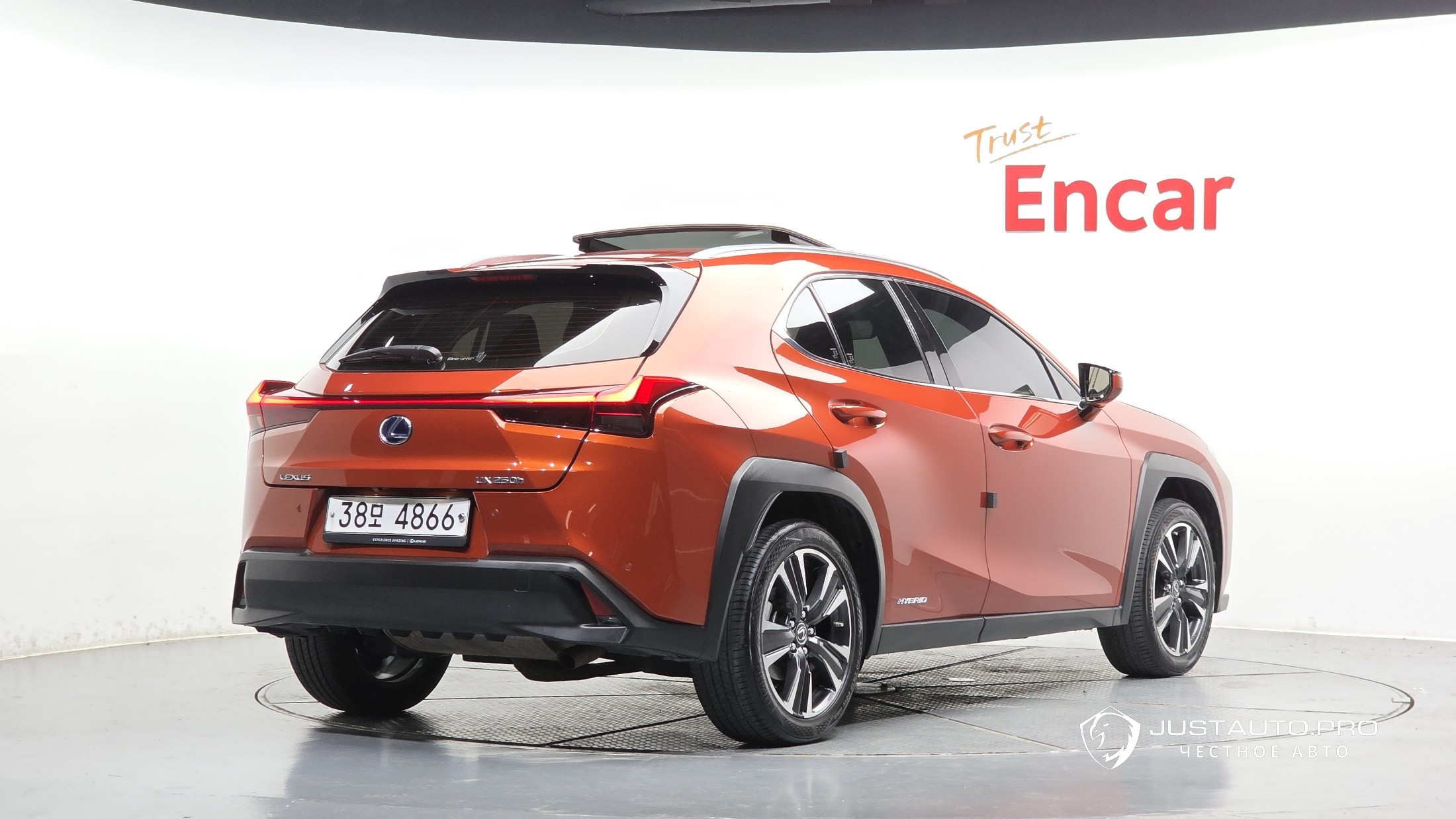 Автомобиль Lexus UX