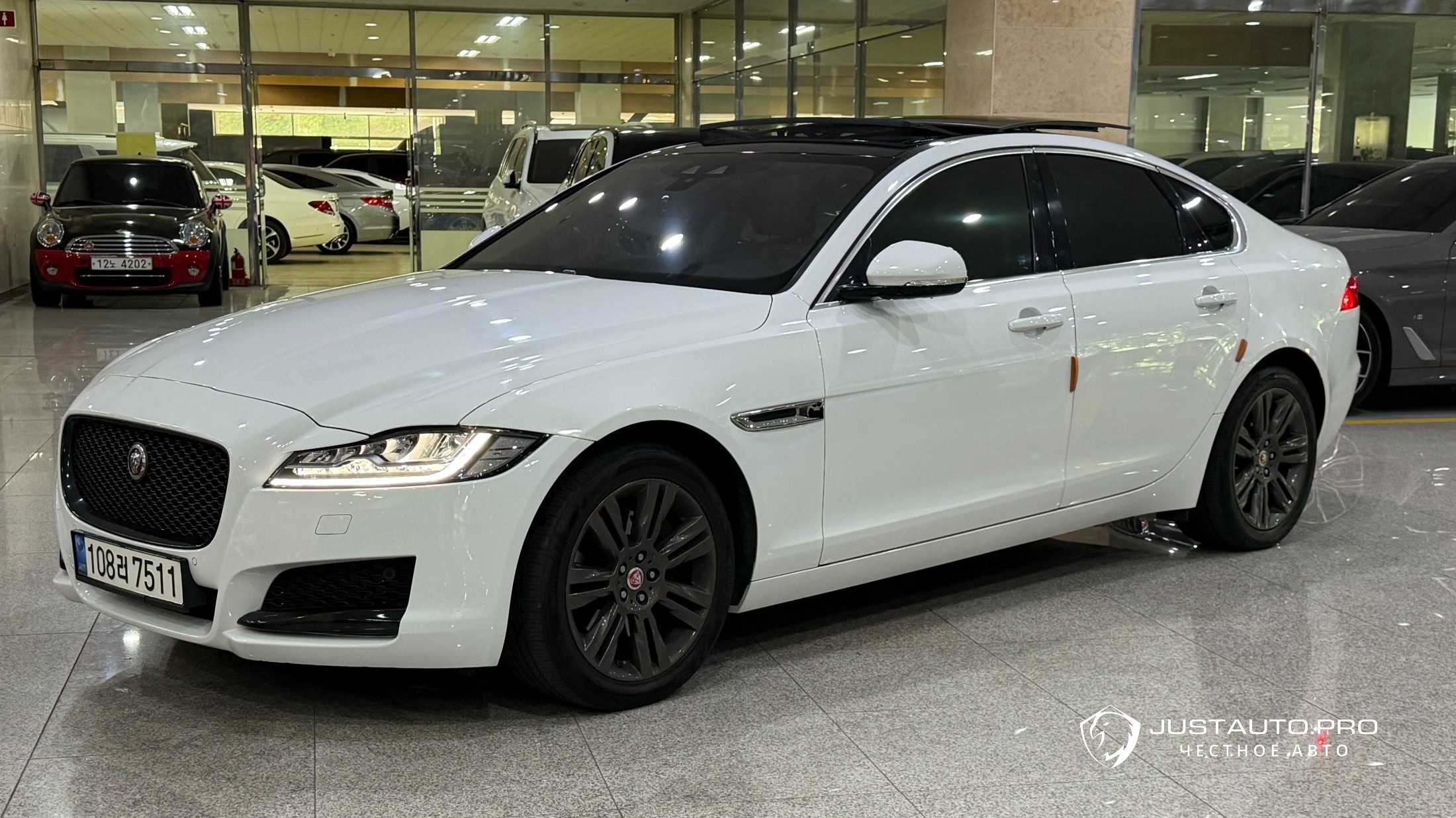 Автомобиль Jaguar XF