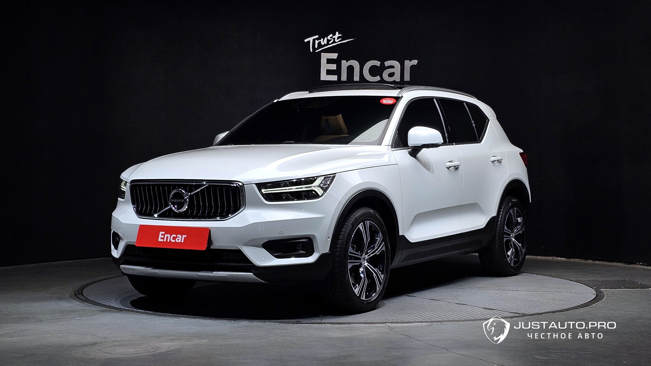 Автомобиль Volvo XC40