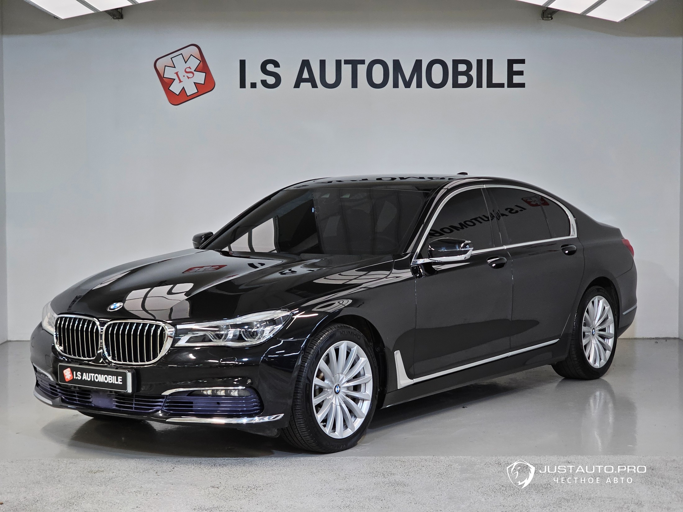 Автомобиль BMW 7-Series