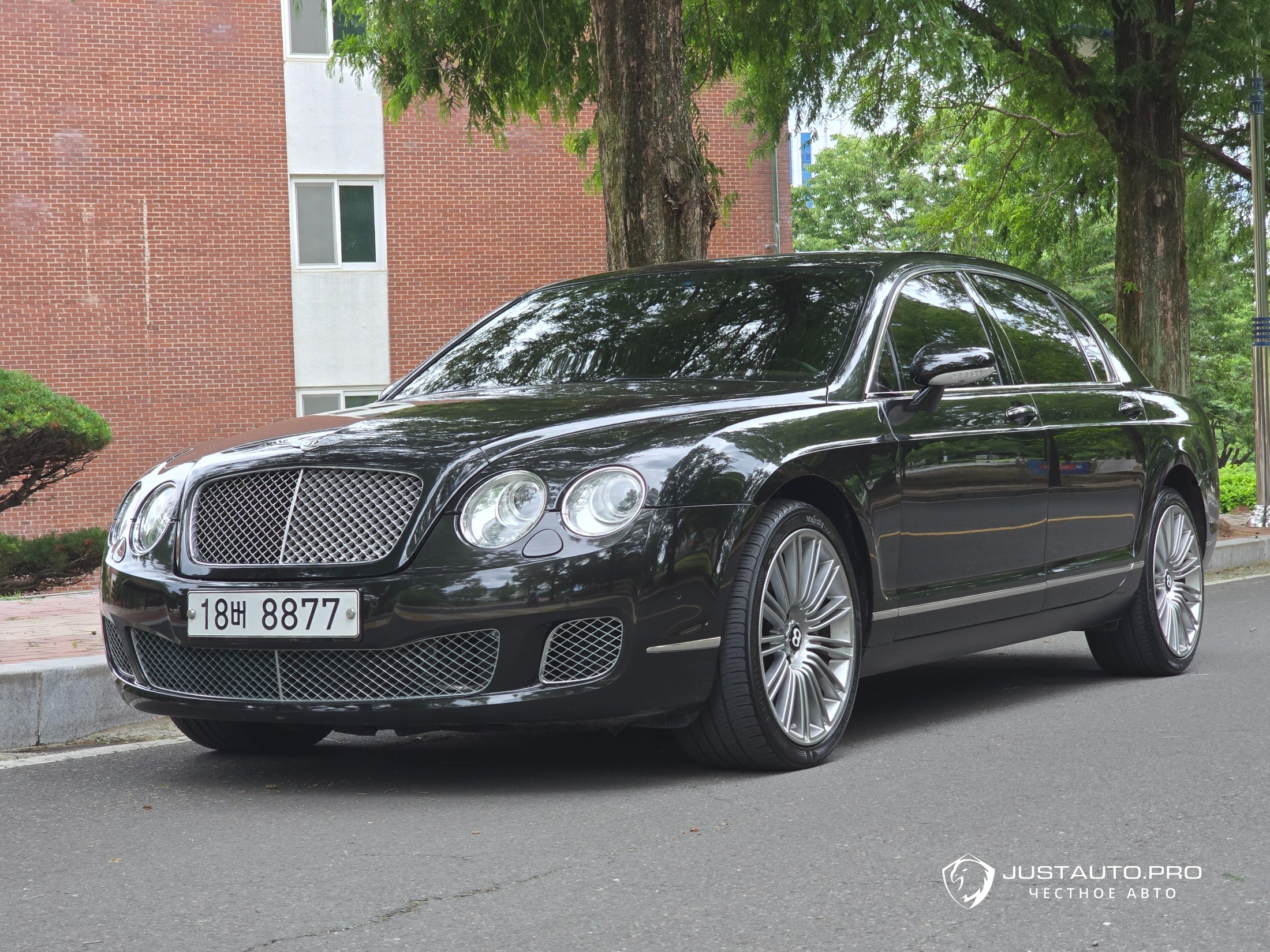 Автомобиль Bentley Flying Spur