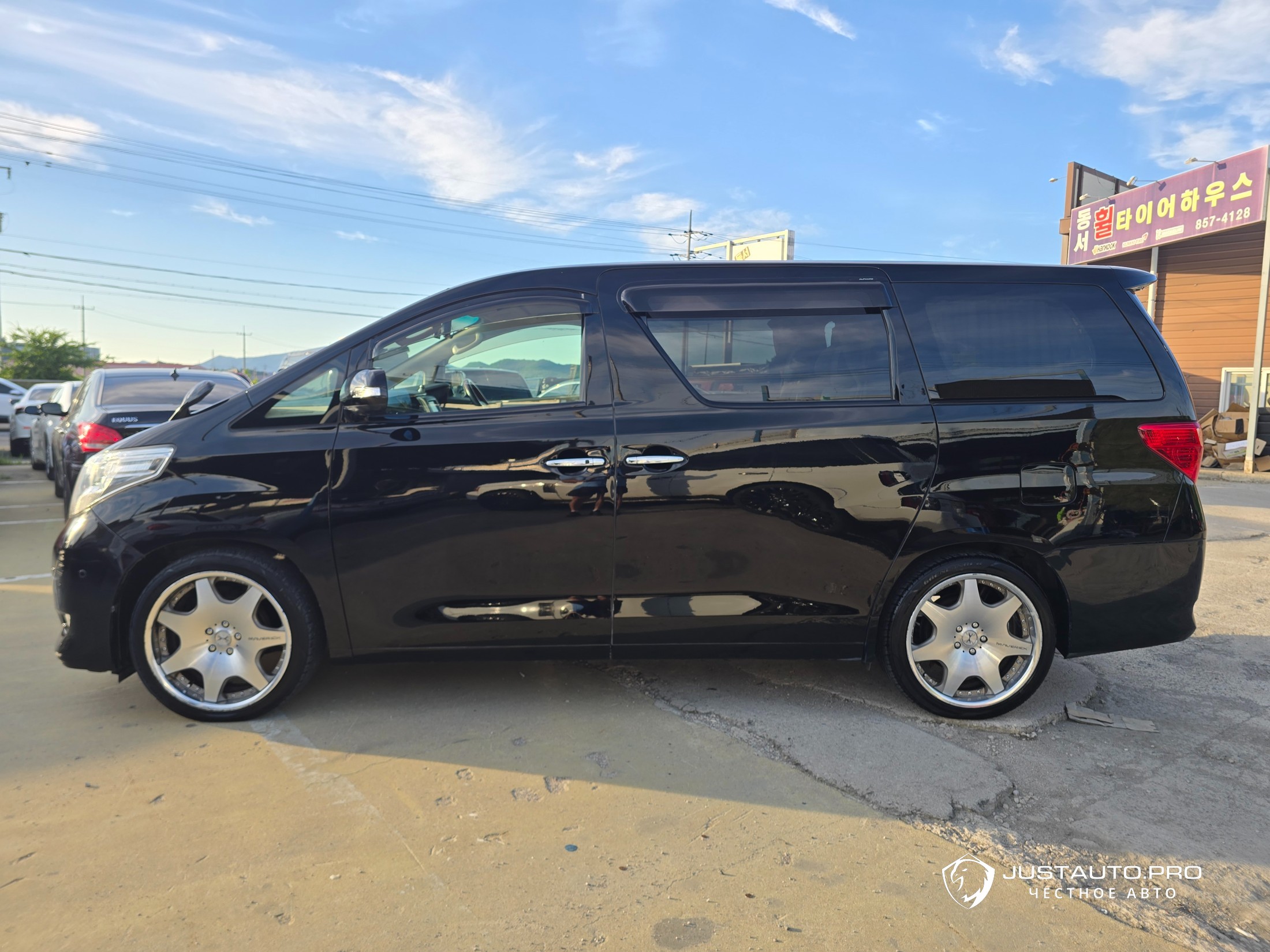 Автомобиль Toyota Alphard