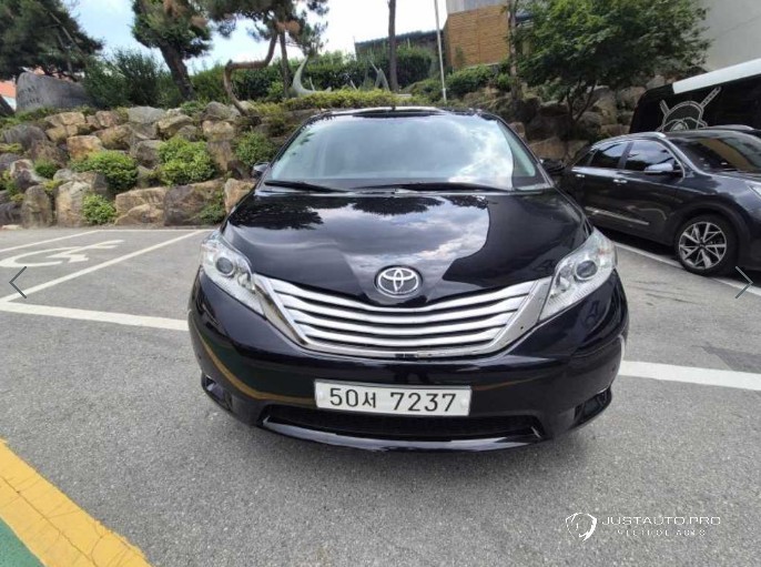 Автомобиль Toyota Sienna