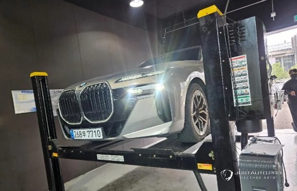 Автомобиль BMW 7-Series