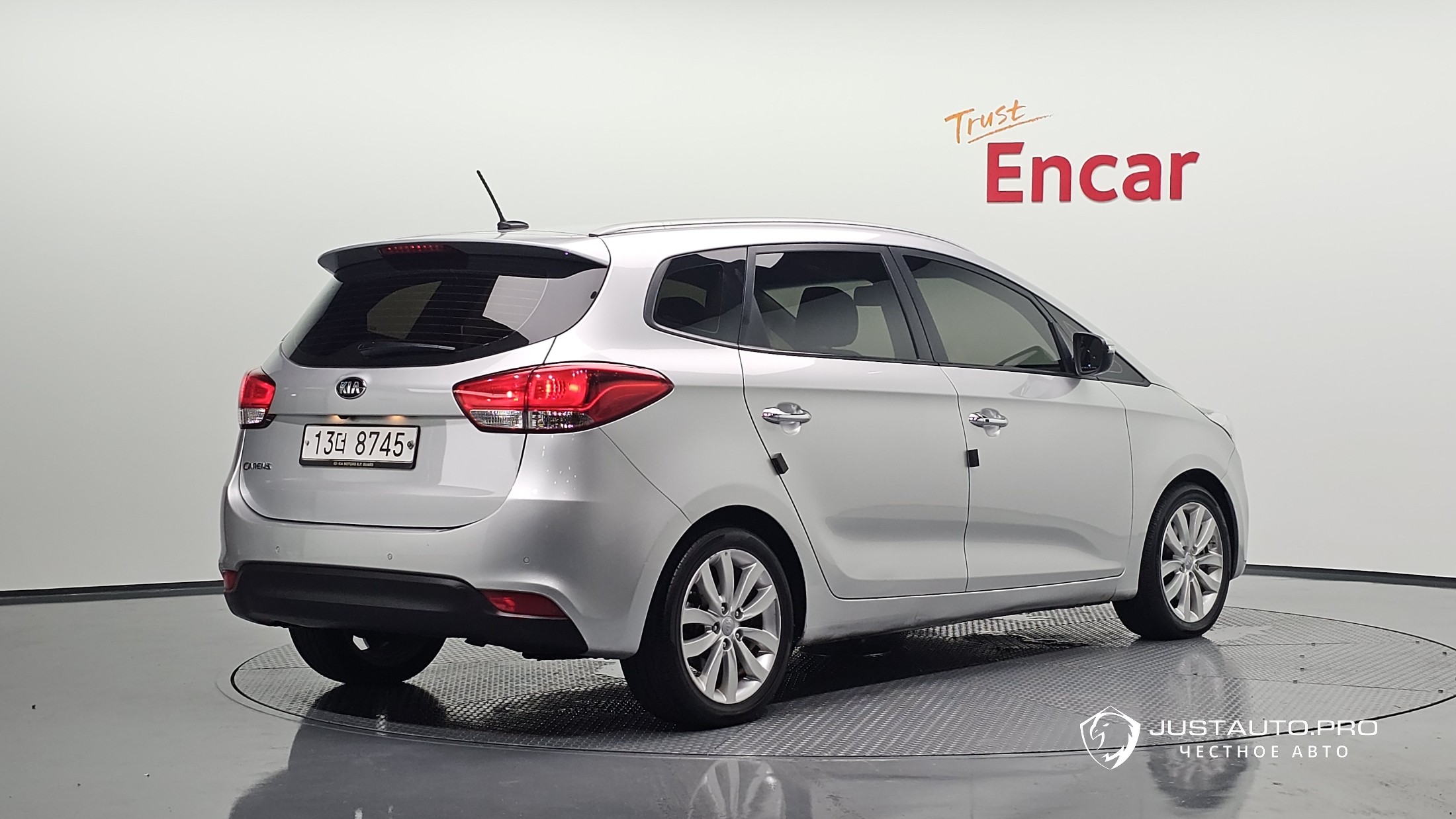 Автомобиль Kia Carens