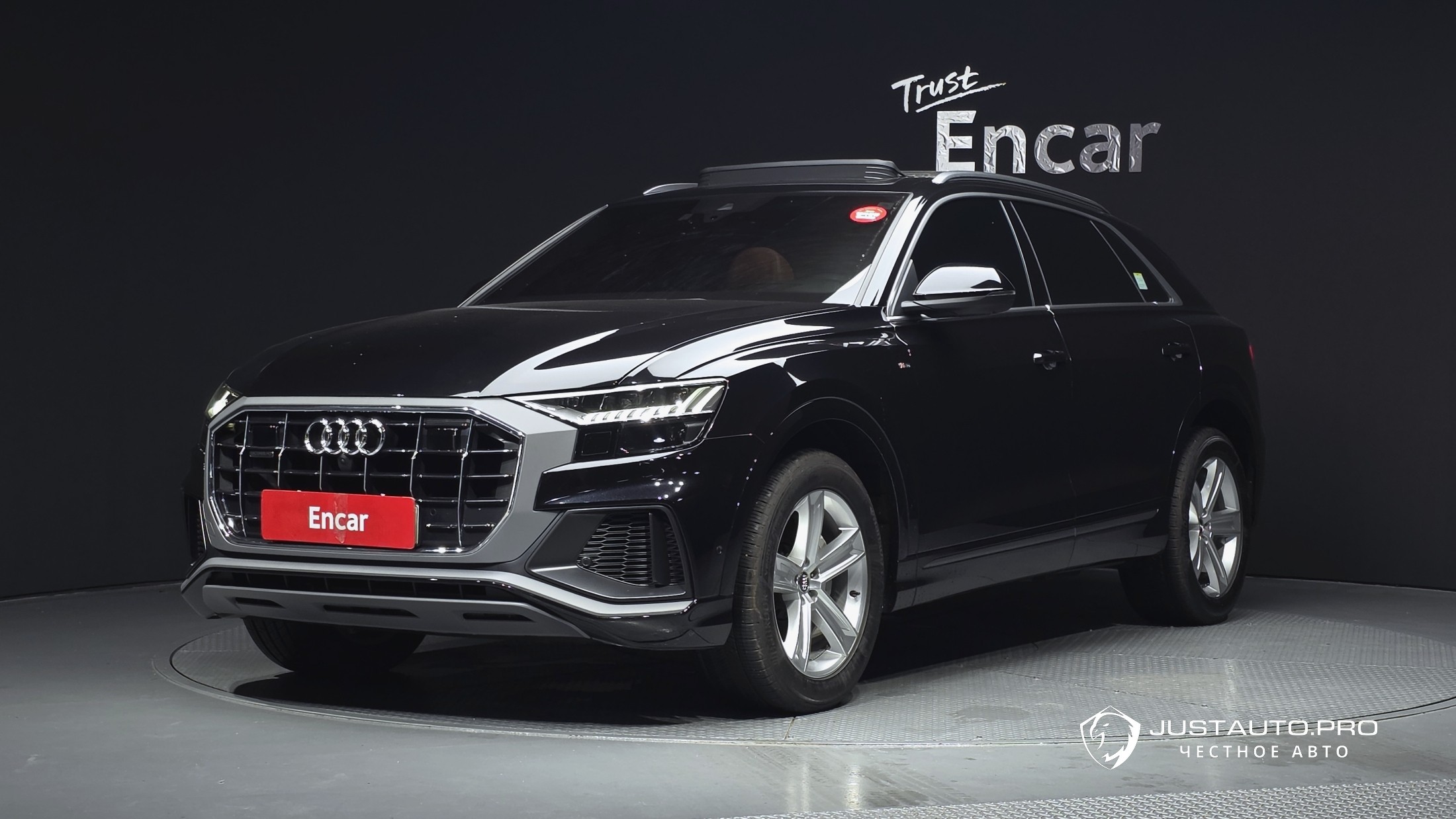 Автомобиль Audi Q8