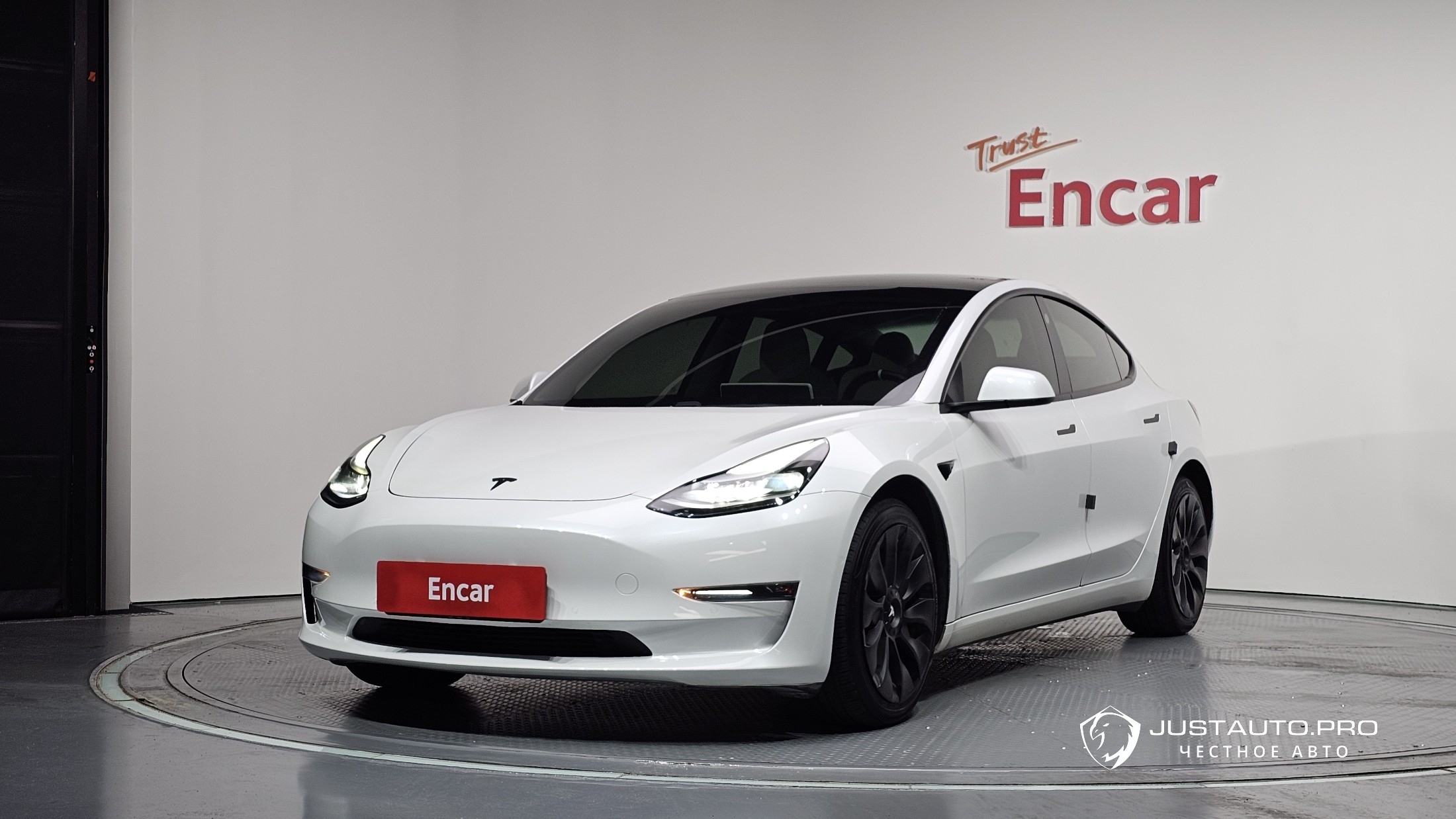 Автомобиль Tesla Model 3