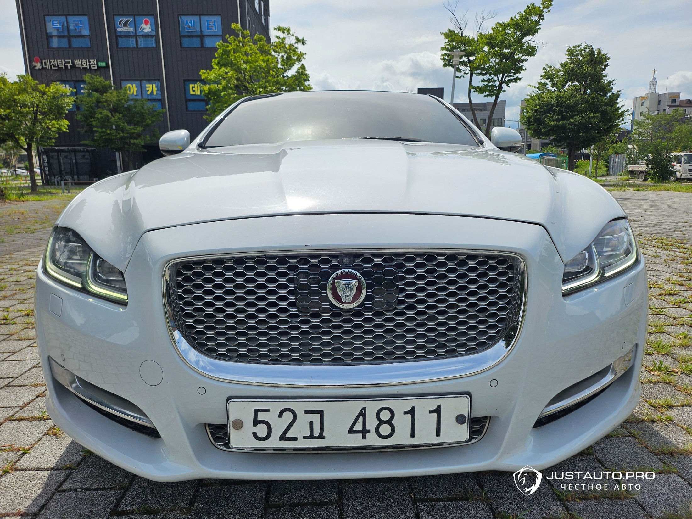 Автомобиль Jaguar XJ