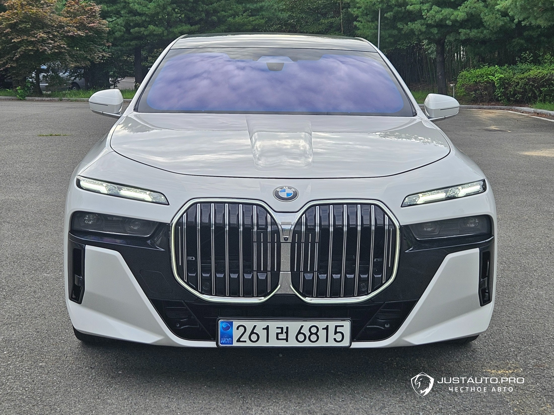 Автомобиль BMW 7-Series