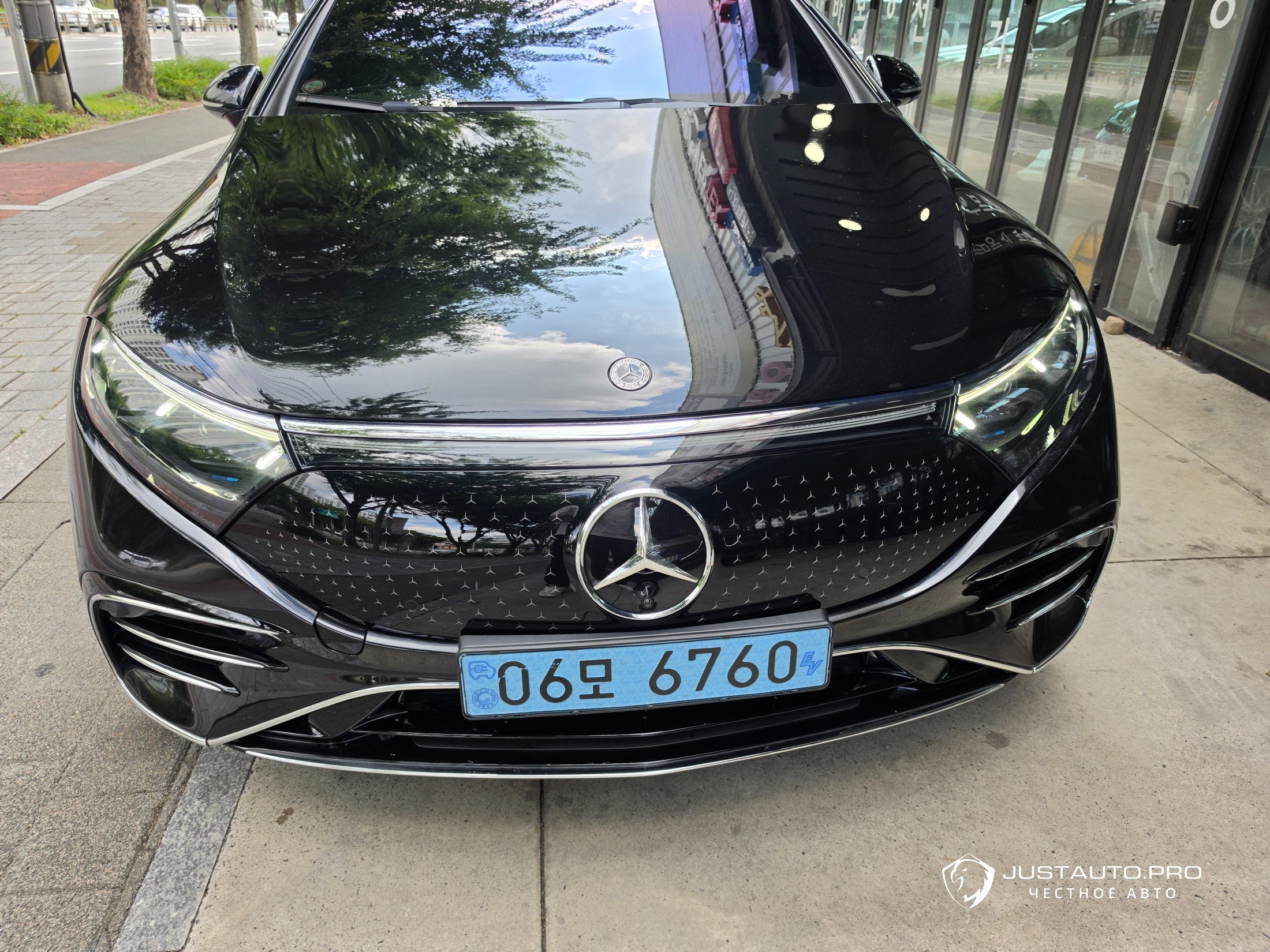 Автомобиль Mercedes-Benz EQS