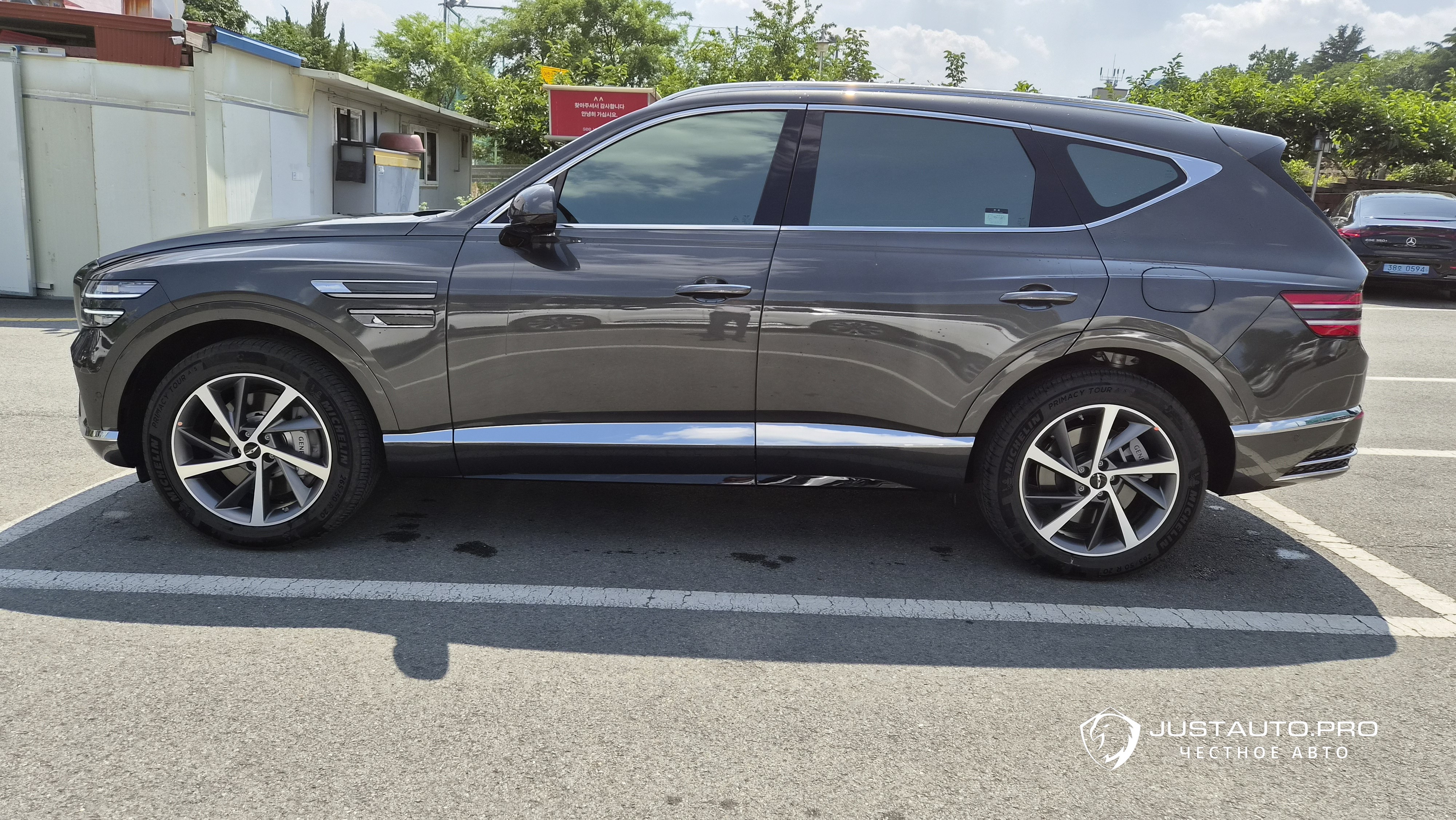 Автомобиль Genesis GV80